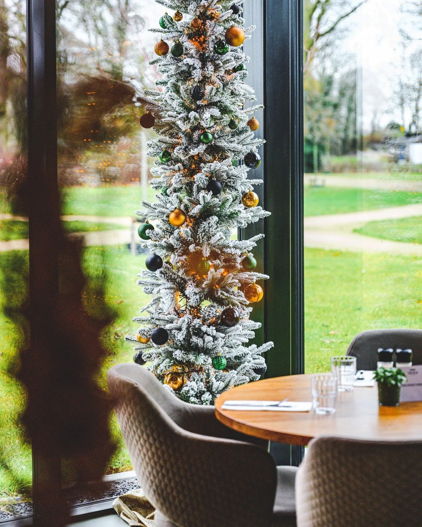 𝚁𝚎𝚜𝚎𝚛𝚟𝚎𝚎𝚛 𝚗𝚞 𝚟𝚘𝚘𝚛 𝚎𝚎𝚗 𝚑𝚎𝚎𝚛𝚕𝚒𝚓𝚔𝚎 𝙺𝚎𝚛𝚜𝚝 𝚋𝚒𝚓 𝙻𝚘𝚌𝚊𝚕𝚜 🎄
Vier de feestdagen met ons aan het water! Speciaal voor Kerst serveren wij op Eerste en Tweede Kerstdag een zorgvuldig samengesteld keuzemenu dat deze dagen