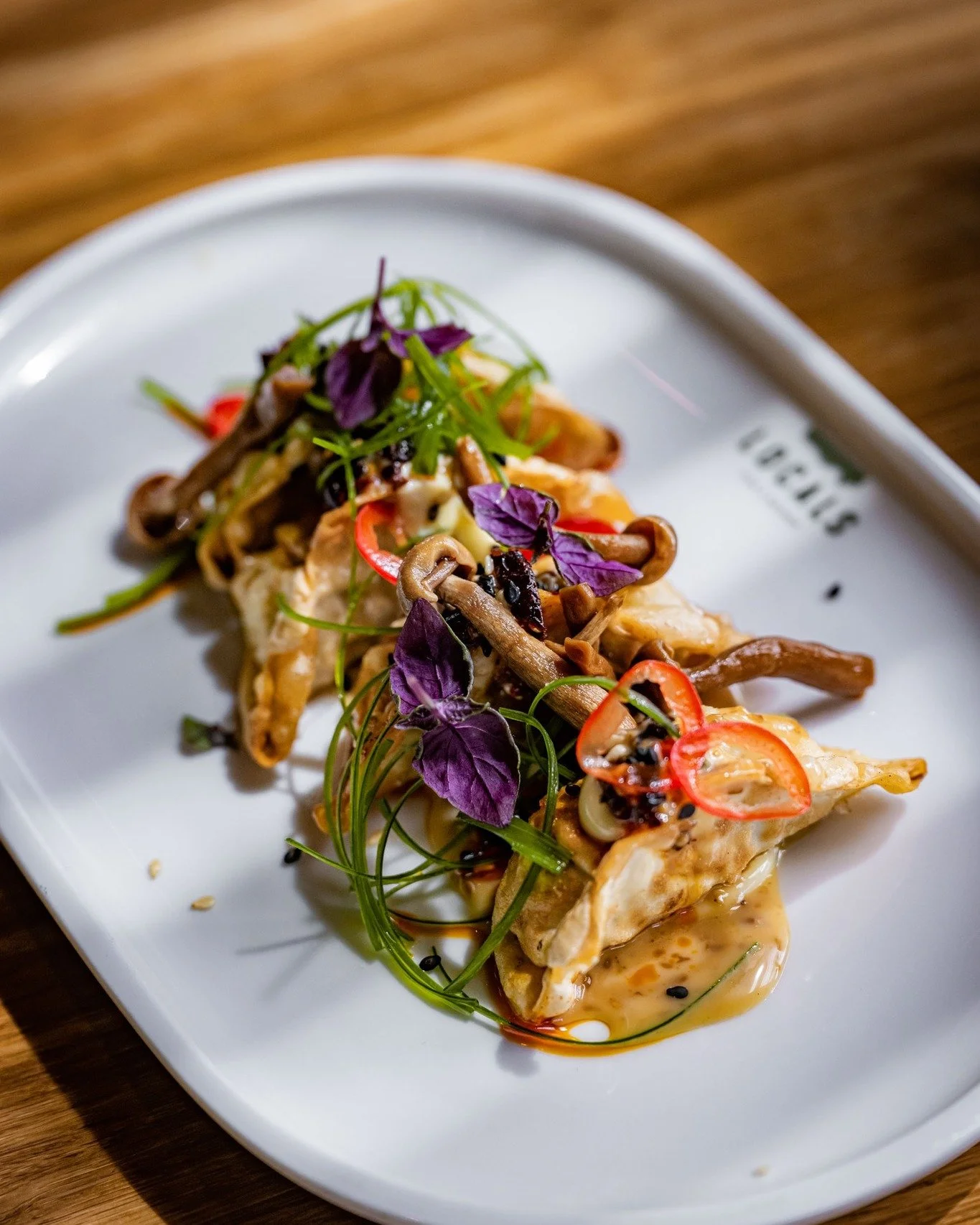 Onze crispy chicken gyoza is inmiddels een echte favoriet. Gevuld met perfect gekruid kippengehakt, afgemaakt met frisse en rijke Japanse mayo, sesam, en delicate enoki-paddenstoelen – een smaakvolle ervaring die je niet wilt missen.
Kom dit w