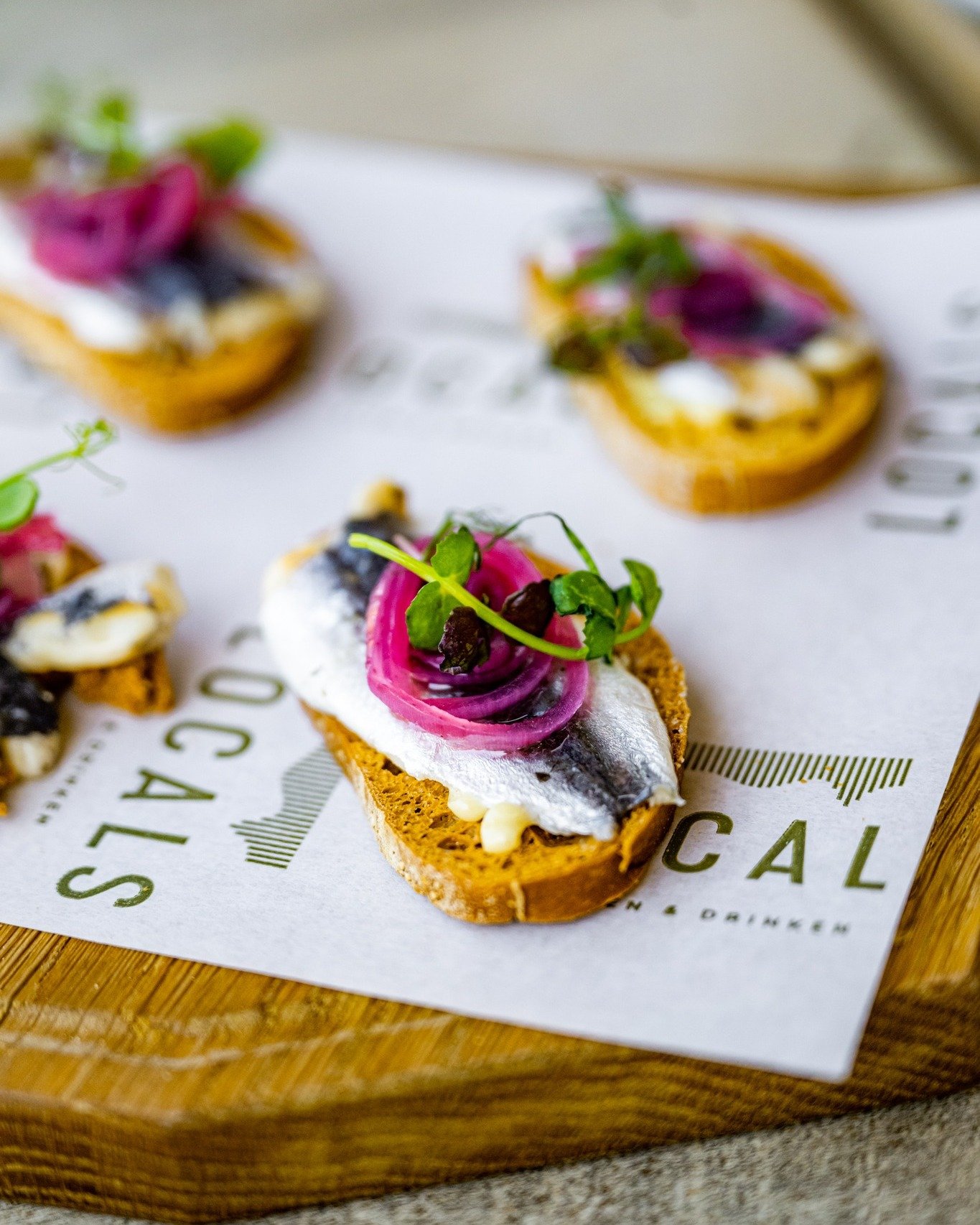 𝙲𝚛𝚘𝚜𝚝𝚒𝚗𝚒 𝚖𝚎𝚝 𝚜𝚊𝚛𝚍𝚒𝚗𝚎𝚜

Zonnige dagen vragen om iets fris en lichts. Sardines in olijfolie op krokante crostini, met aioli en zoetzure rode ui. Een verrassend lekkere bite voor wie zin heeft in iets anders dan de (natuurlijk ook alt