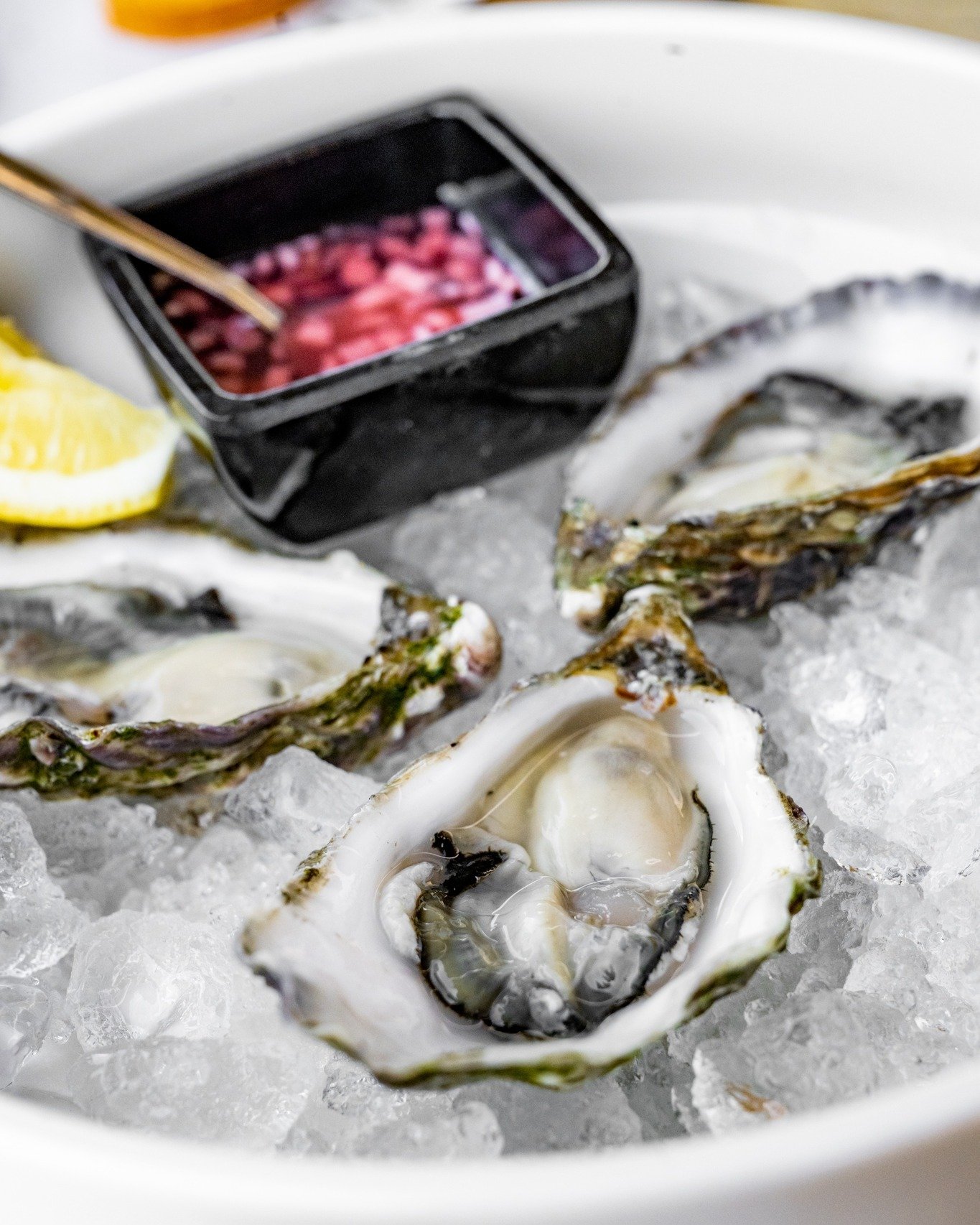 𝚉𝚘𝚗, 𝚠𝚒𝚓𝚗 𝚎𝚗 𝚘𝚎𝚜𝚝𝚎𝚛𝚜
Soms heb je niet meer nodig dan oesters, een goed glas wijn en een zonnige zondag. Klassiek, puur en altijd goed.

Het mooiste en lekkerste uit de Betuwe, welkom bij Locals.

#zondagsgenieten #klassiekergenot #oes