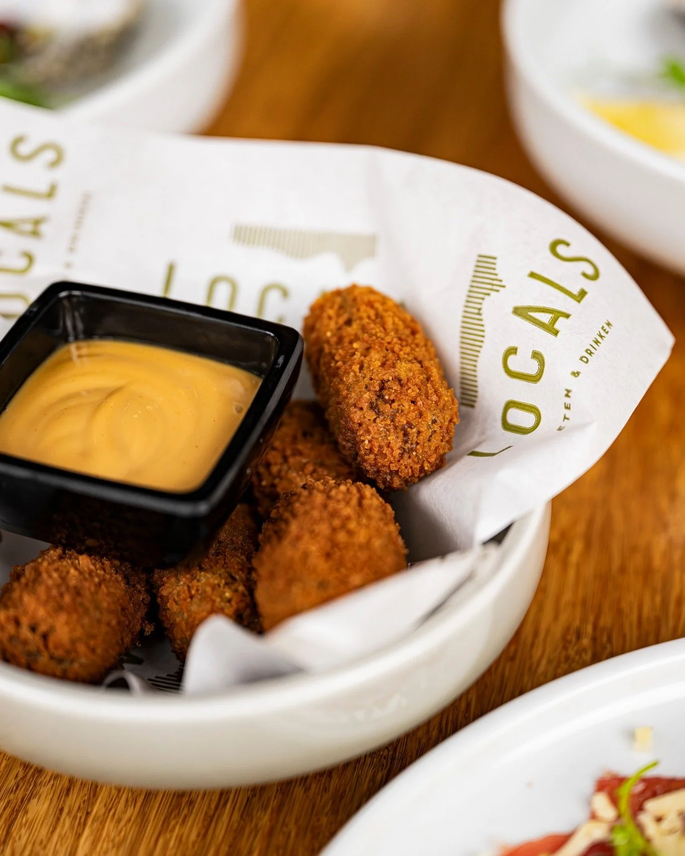 ππππππππ πππ ππ ππππ πππ ππππππ β¨
Fingerfood zoals het bedoeld is. Onze rendang kroketjes met ketjapmayonaise zijn perfect voor bij de borrel, met zes of tien tegelijk… want één is nooit genoeg.
Het moo