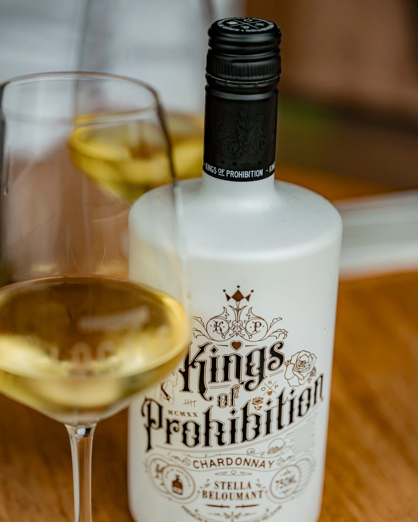 π
ππ ππππ π·
De @kingsofprohibition  Chardonnay: een allemansvriend met een spannend verhaal. Tropische aroma’s van mango, ananas en nectarine, zacht en rond van smaak. Perfect als aperitief, bij een romige pasta of risotto.
En die fles?