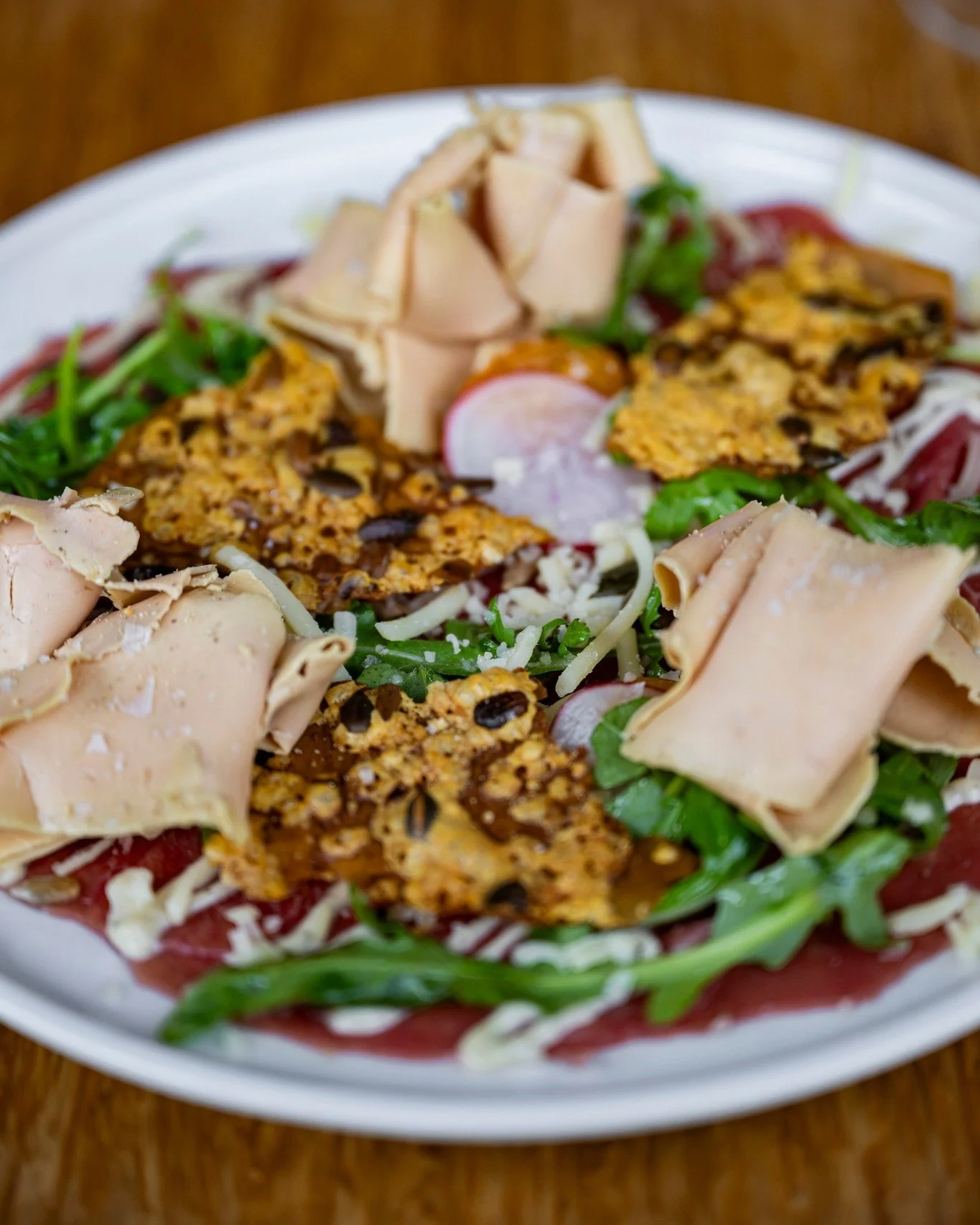 π²ππππππππ πππ πππ πππ ππππππ ππ‘πππ
Onze carpaccio met rucola, oude kaas en truffelmayonaise. En vandaag zie je ’m (optioneel) met eendenleverkrullen. Zacht, romig en precies die upgrade die je niet wist dat je nodi