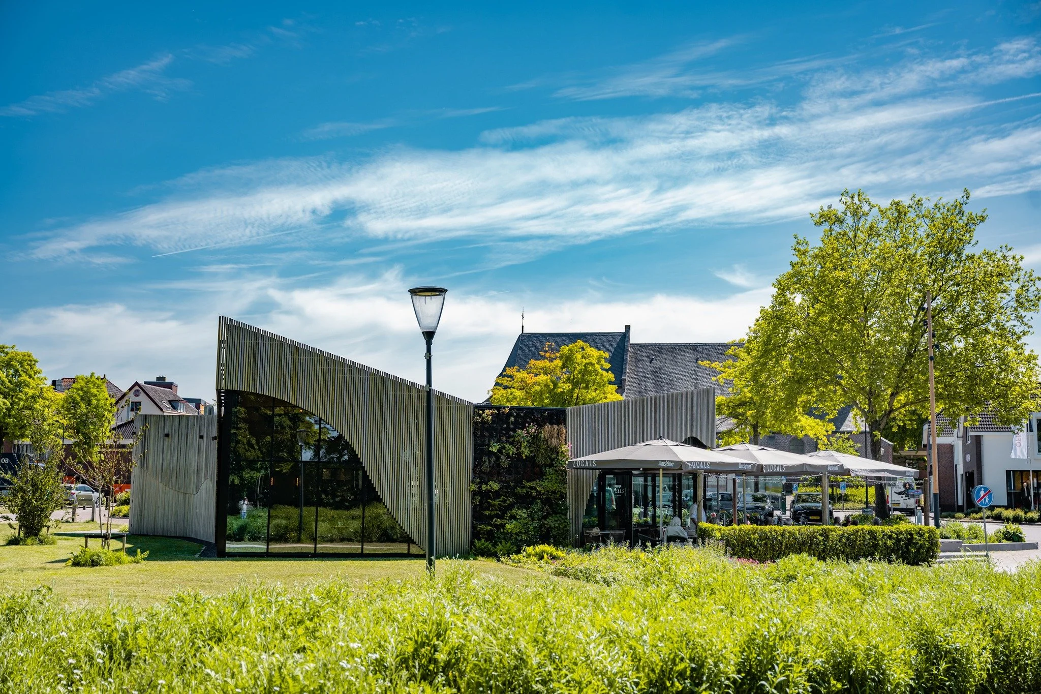 𝙱𝚘𝚛𝚛𝚎𝚕 𝚘𝚙 𝚑𝚎𝚝 𝚝𝚎𝚛𝚛𝚊𝚜? 𝙹𝚊, 𝚐𝚛𝚊𝚊𝚐 ☀️
Vandaag is het er zo eentje: zon,  goed gezelschap en lekker glas op tafel. Ons terras is geopend, dus zoek een plekje, bestel iets lekkers en geniet van het weer dat we in Nederland niet alt