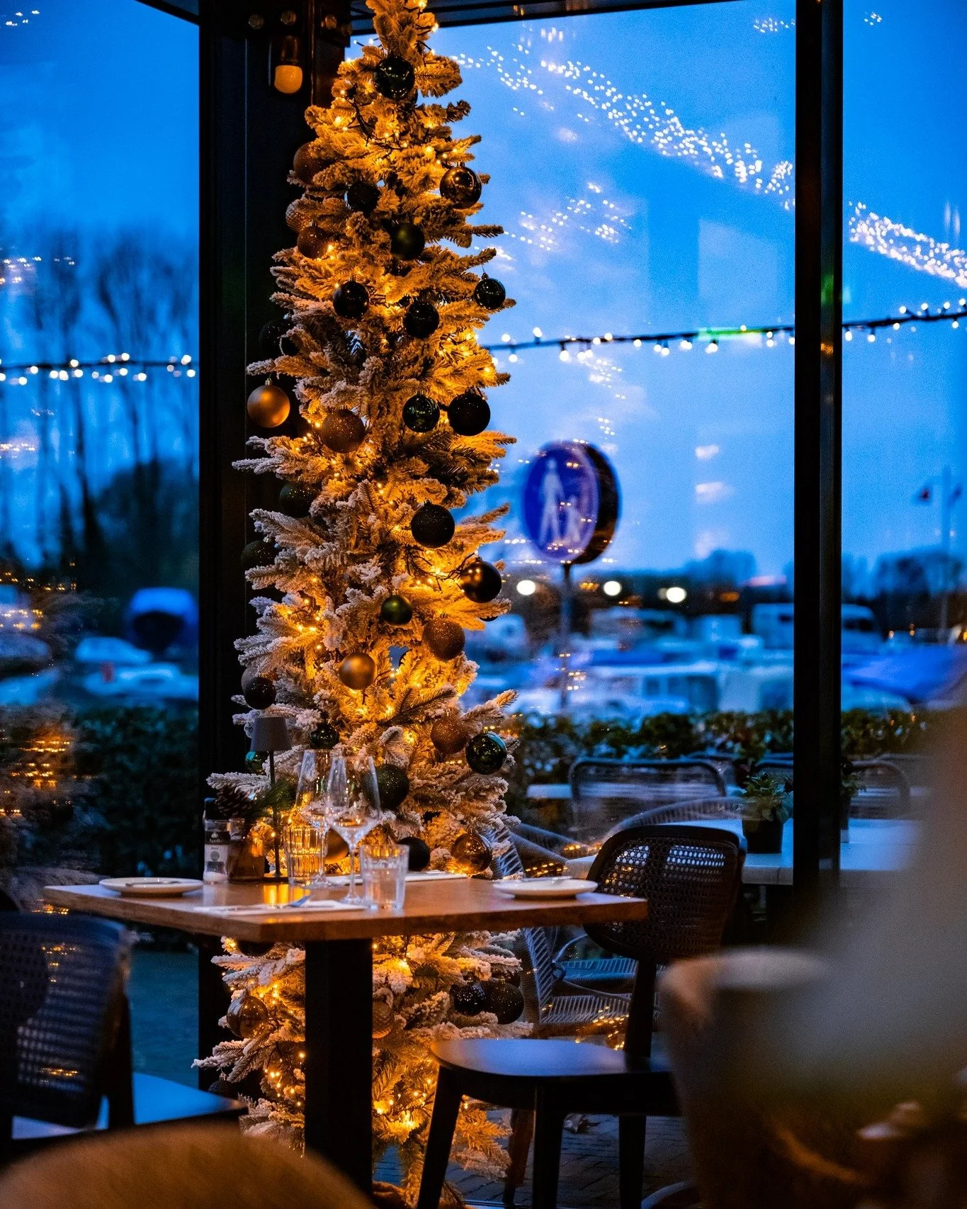 𝙺𝚎𝚛𝚜𝚝 𝚋𝚒𝚓 𝙻𝚘𝚌𝚊𝚕𝚜 ✨
Vier de feestdagen aan het water.

Op Eerste en Tweede Kerstdag serveren we een speciaal samengesteld keuzemenu met mooie, pure gerechten die deze dagen n&eacute;t dat beetje extra geven. De details van het menu volge