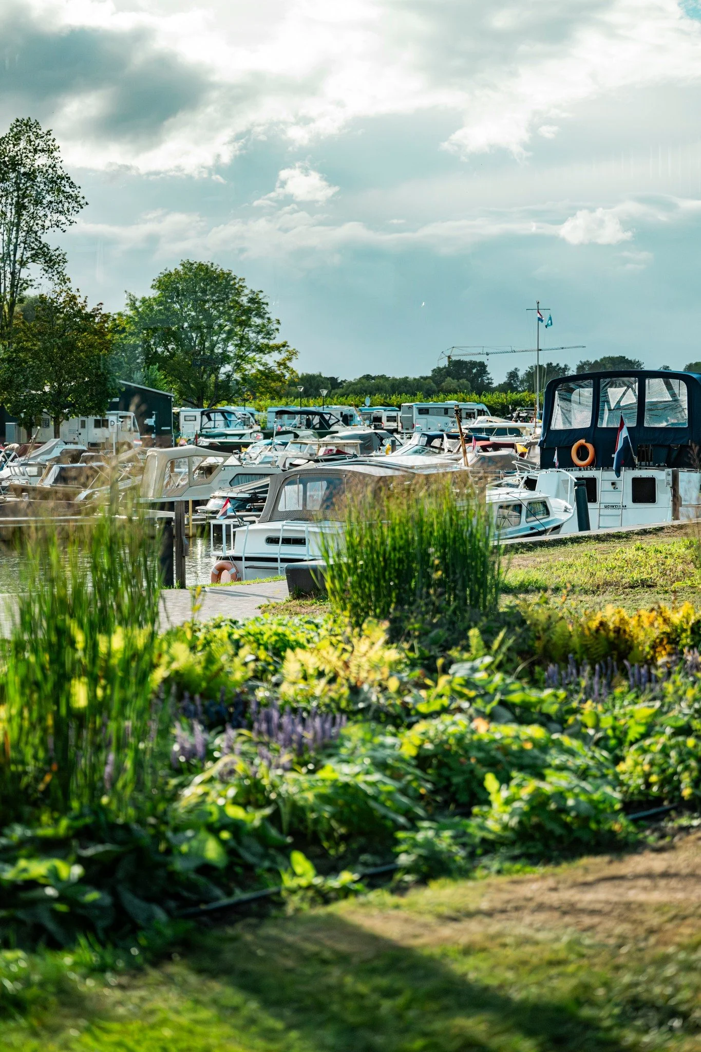 𝙰𝚊𝚗𝚔𝚘𝚖𝚎𝚗, 𝚊𝚊𝚗 𝚝𝚊𝚏𝚎𝚕, 𝚐𝚎𝚗𝚒𝚎𝚝𝚎𝚗 🚐

Bij de jachthaven Achter &rsquo;t Veer vind je niet alleen aanlegplekken, maar ook fijne camperplaatsen op loopafstand van Locals. Dus sta je met je camper in Geldermalsen? Kom lekker langs vo