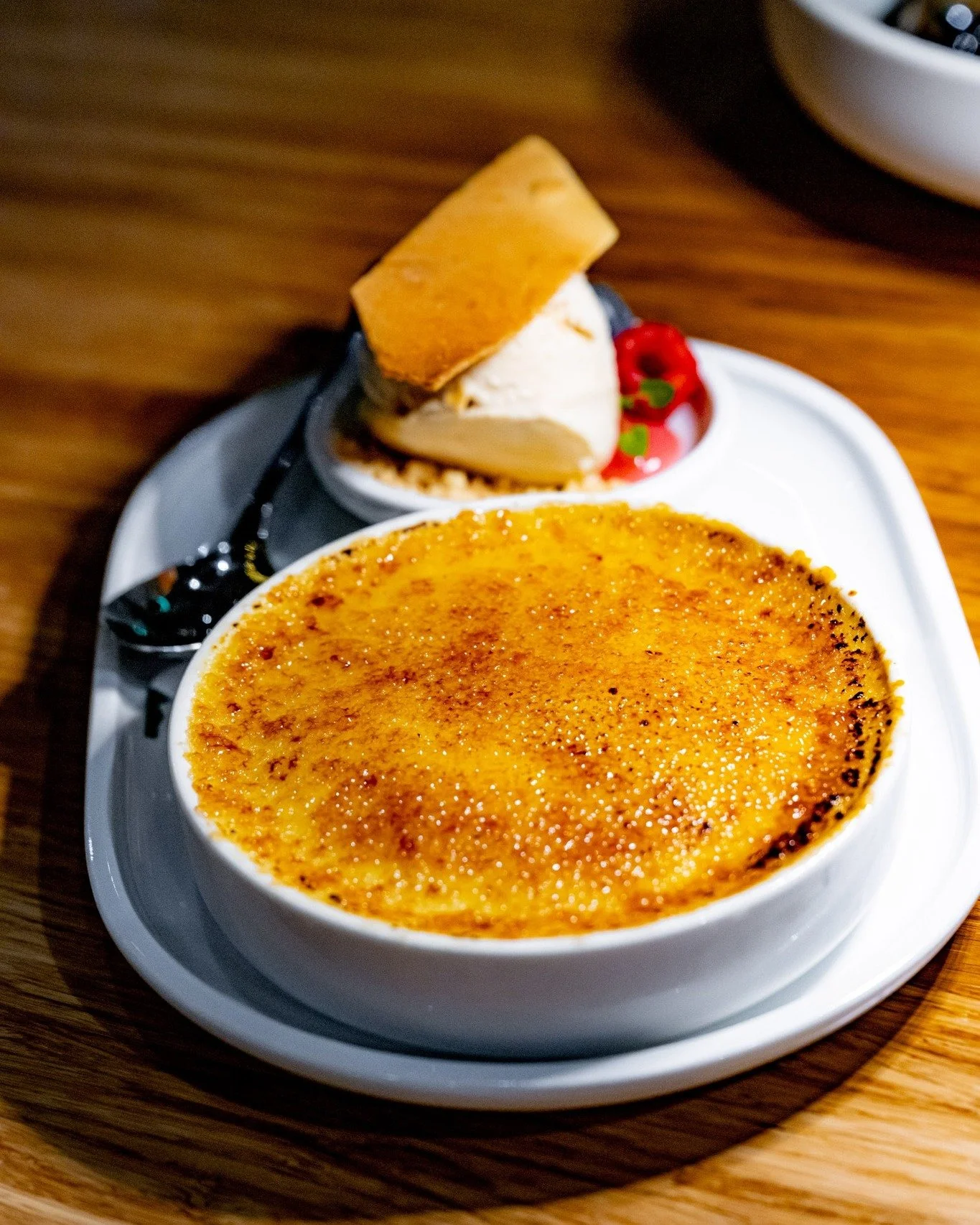 𝙲𝚛𝚎̀𝚖𝚎 𝚋𝚛𝚞̂𝚕𝚎́𝚎✨

Knapperig laagje, zachte binnenkant en als extra een bolletje salted caramel roomijs.
Klassieker. Comfort. Altijd goed.

Het mooiste en lekkerste uit de Betuwe, welkom bij Locals.

#localsgeldermalsen #localsetenendrinken