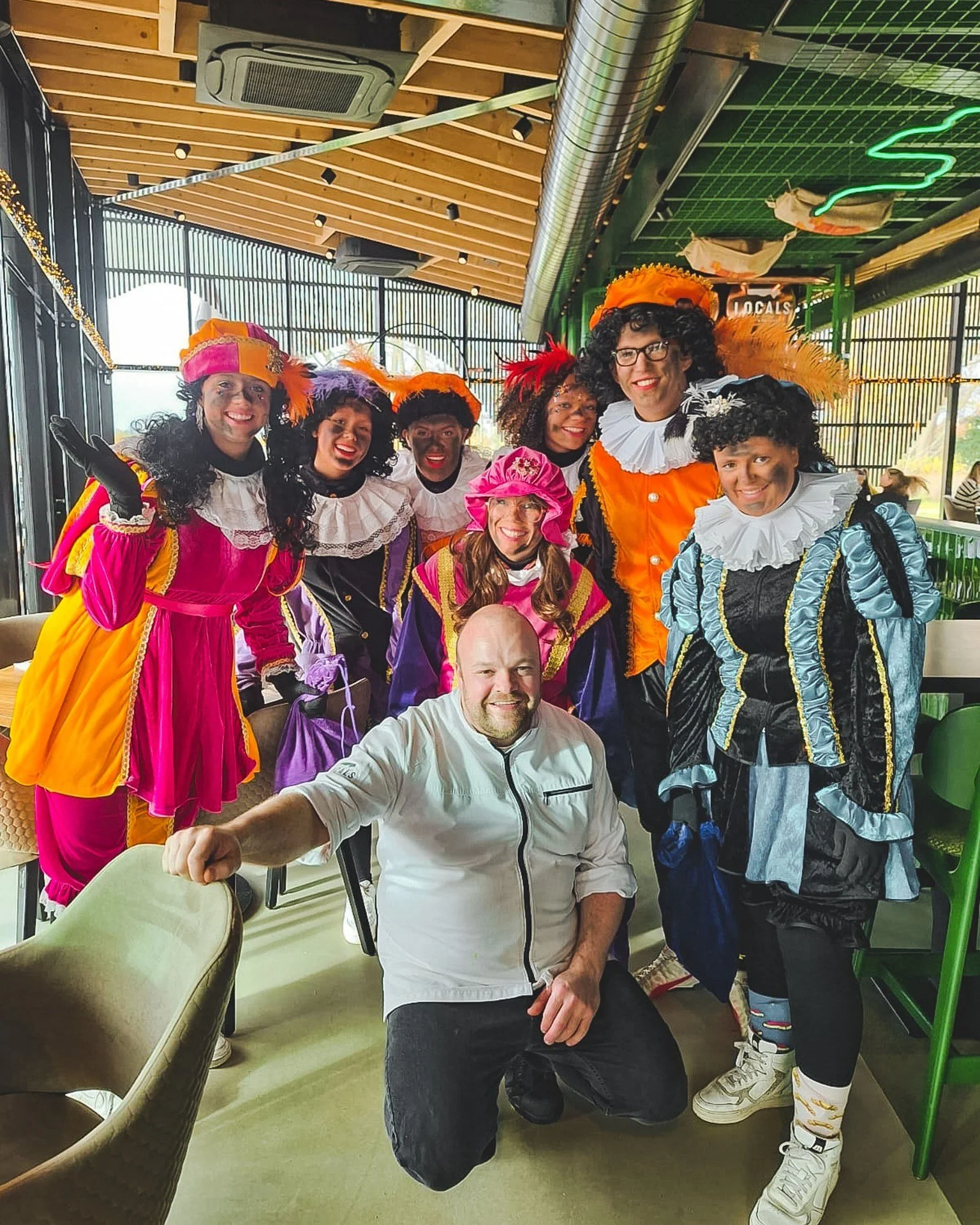 𝚂𝚒𝚗𝚝 𝚒𝚗 𝚊𝚊𝚗𝚝𝚘𝚌𝚑𝚝, 𝚔𝚘𝚏𝚏𝚒𝚎 𝚋𝚒𝚓 𝙻𝚘𝚌𝚊𝚕𝚜 ☕️

Over 2 uurtjes komt Sinterklaas aan in Geldermalsen en dat vieren we bijna in onze achtertuin! De intocht vindt plaats in het park direct achter Locals.

Kom gezellig langs voor een