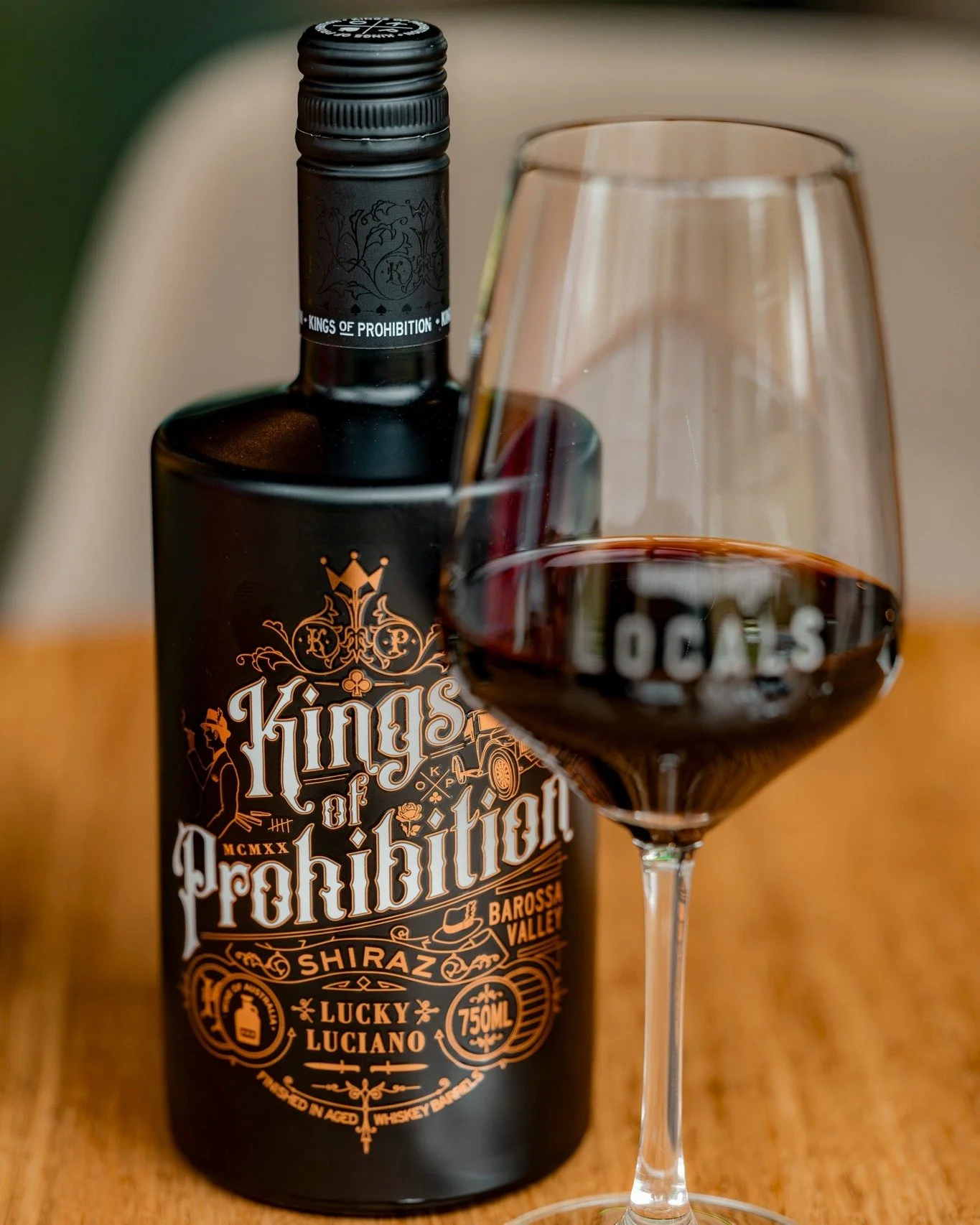 𝙿𝚎𝚛𝚏𝚎𝚌𝚝 𝚟𝚘𝚘𝚛 𝚊𝚟𝚘𝚗𝚍𝚎𝚗 𝚊𝚊𝚗 𝚑𝚎𝚝 𝚠𝚊𝚝𝚎𝚛
Een rode Shiraz uit Australi&euml;, met rijp donker fruit, chocolade en vanille:  krachtig, warm en perfect voor bij een mooi stuk vlees of oude kaas. Proef &lsquo;m bij ons.

Het mooist