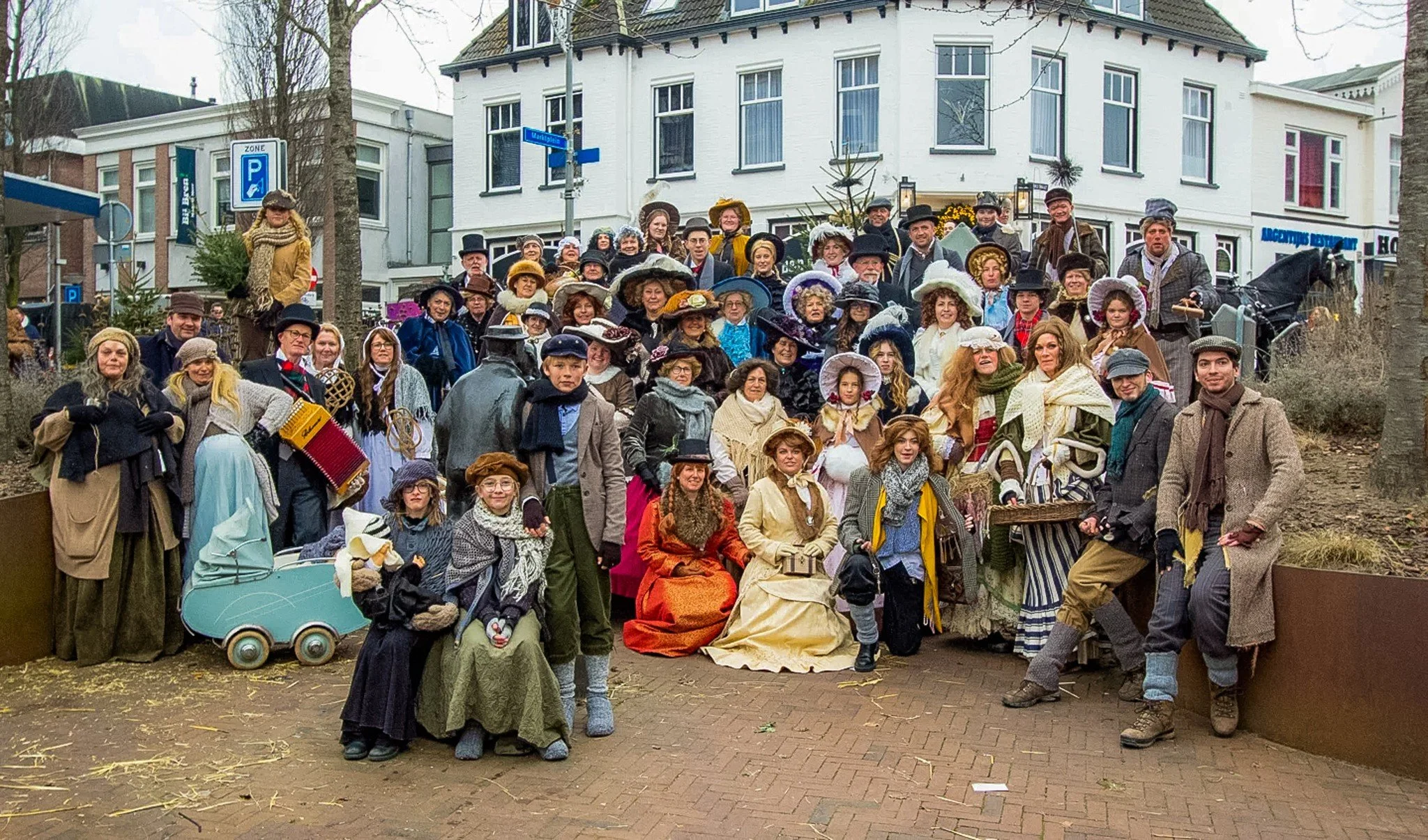 🎩 𝙰𝚊𝚗𝚜𝚝𝚊𝚊𝚗𝚍𝚎 𝚣𝚘𝚗𝚍𝚊𝚐: 𝙳𝚒𝚌𝚔𝚎𝚗𝚜 𝙵𝚎𝚜𝚝𝚒𝚓𝚗 𝚒𝚗 𝙶𝚎𝚕𝚍𝚎𝚛𝚖𝚊𝚕𝚜𝚎𝚗!

Zondag 7 december verandert het centrum van Geldermalsen weer in een sfeervol tafereel uit de 19e eeuw. Tussen 13:00 en 17:00 uur kun je genieten van 