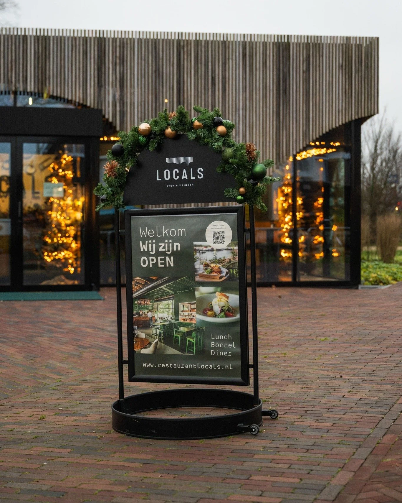 𝙰𝚊𝚗𝚜𝚝𝚊𝚊𝚗𝚍𝚎 𝚠𝚘𝚎𝚗𝚜𝚍𝚊𝚐 𝟸𝟺 𝚍𝚎𝚌𝚎𝚖𝚋𝚎𝚛 𝚣𝚒𝚓𝚗 𝚠𝚎 𝚐𝚎𝚘𝚙𝚎𝚗𝚍 𝚟𝚊𝚗 𝟷𝟷:00 𝚝𝚘𝚝 𝟷𝟽:00 𝚞𝚞𝚛.

Een eindejaarslunch met collega&rsquo;s, even opwarmen tussen het laatste kerstshoppen door of gewoon samen genieten voord