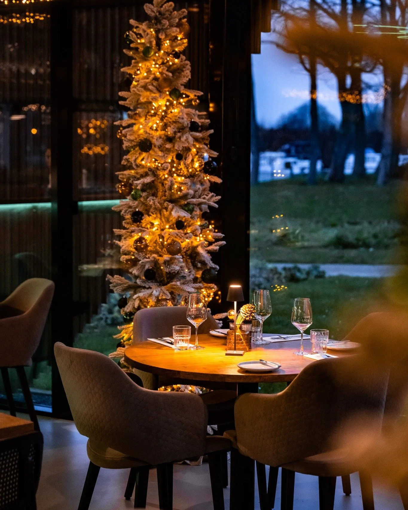 𝙻𝚊𝚊𝚝𝚜𝚝𝚎 𝚙𝚕𝚎𝚔𝚔𝚎𝚗 𝚟𝚘𝚘𝚛 𝙺𝚎𝚛𝚜𝚝 🎄

Onze kerstdiners zijn inmiddels volgeboekt. Voor wie Kerst graag overdag viert: tijdens de lunch op Eerste en Tweede Kerstdag is er nog een enkele tafel beschikbaar. Bekijk het menu en alle inform