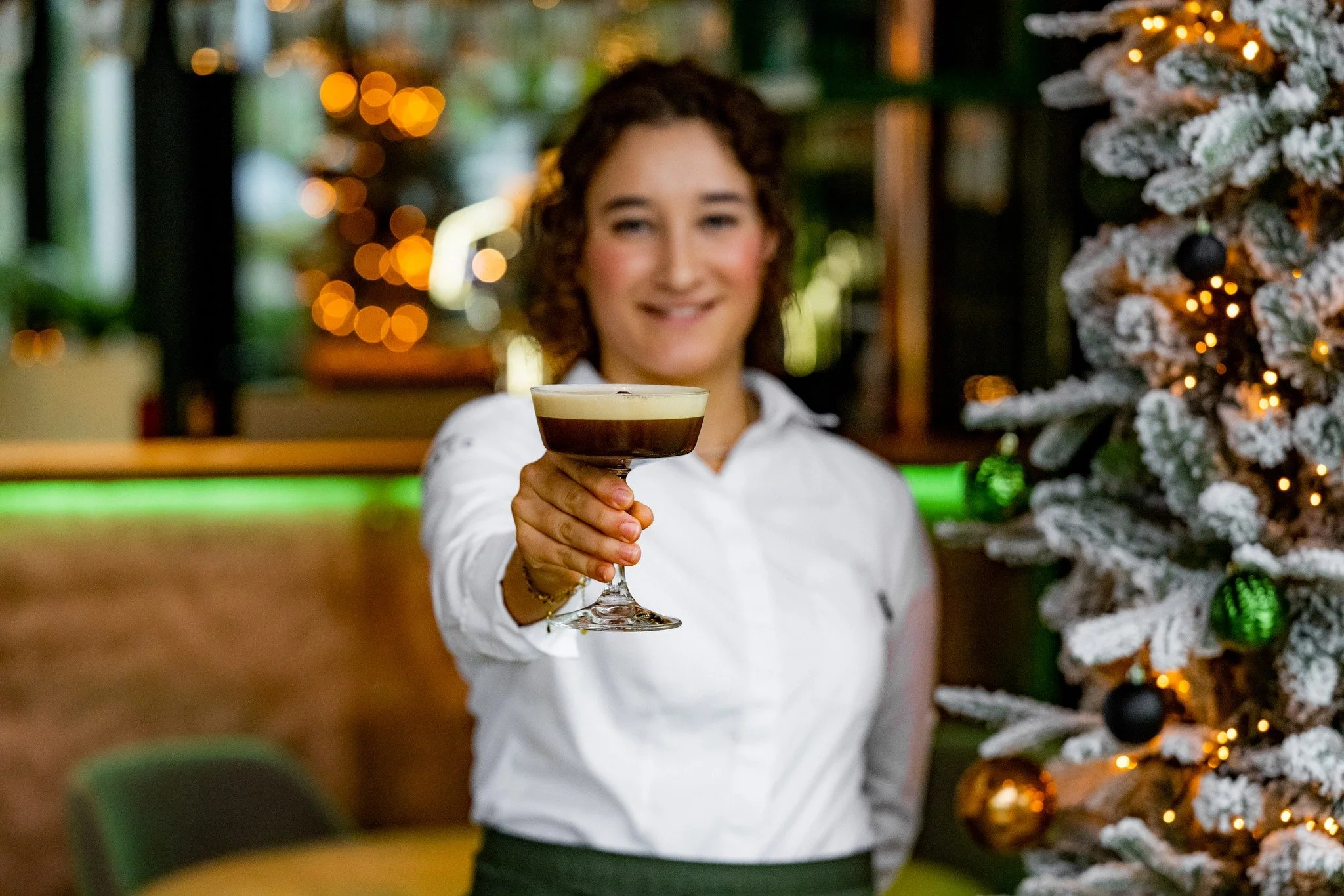 𝙲𝚑𝚎𝚎𝚛𝚜 𝚝𝚘 𝙲𝚑𝚛𝚒𝚜𝚝𝚖𝚊𝚜 🎄🥂
Op mooie momenten en goed gezelschap. We wensen iedereen heerlijke, warme kerstdagen. De komende dagen staan wij klaar om er samen iets bijzonders van te maken.

Cheers &amp; fijne feestdagen.

Het mooiste en