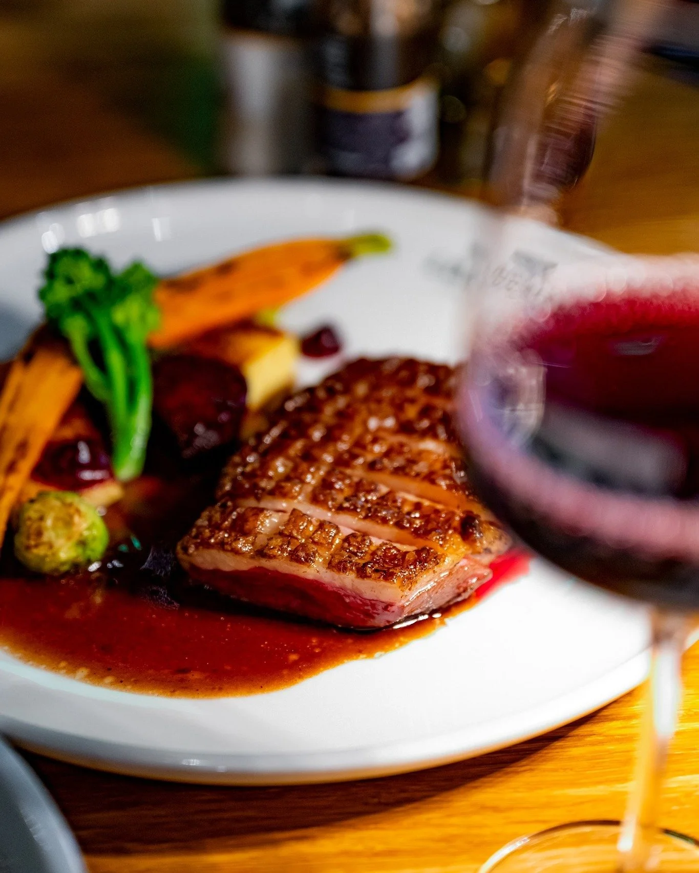 Eendenborst met sinaasappel-portsaus. Zo&rsquo;n gerecht waar je vanzelf wat langer voor blijft zitten. Schuif aan bij Locals en maak er een complete middag of avond van.

#localsgeldermalsen #dinereningeldermalsen #eendenborst #seizoensgerecht #wint