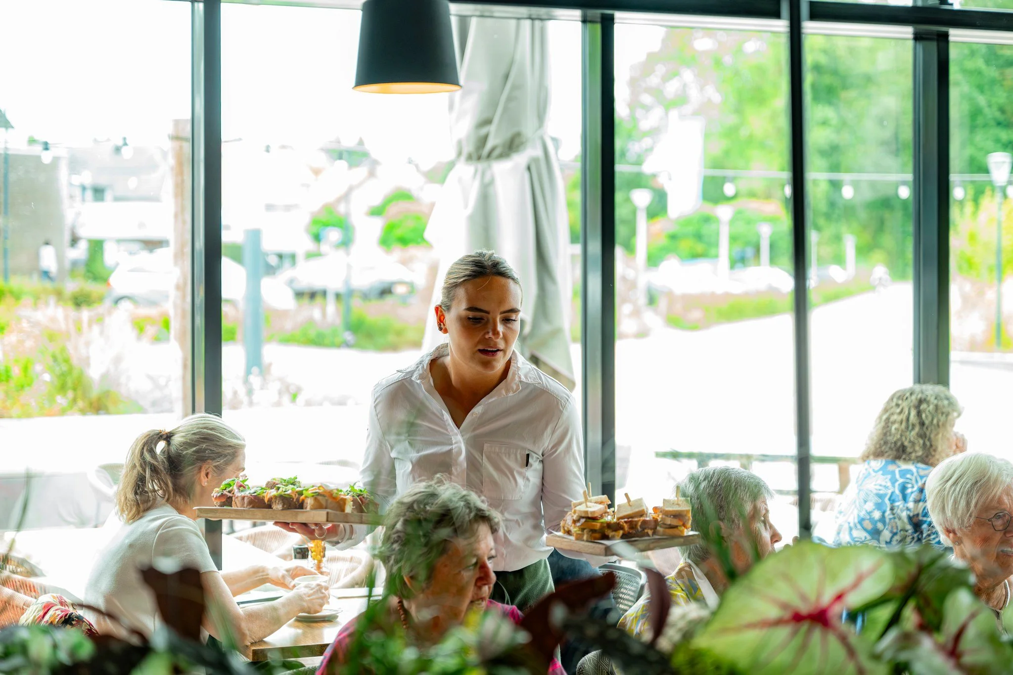 𝙱𝚒𝚓 𝙻𝚘𝚌𝚊𝚕𝚜 𝚒𝚜 𝚎𝚛 𝚊𝚕𝚝𝚒𝚓𝚍 𝚙𝚕𝚎𝚔 𝚟𝚘𝚘𝚛 𝚝𝚊𝚕𝚎𝚗𝚝 𝚒𝚗 𝚍𝚎 𝚋𝚎𝚍𝚒𝚎𝚗𝚒𝚗𝚐.
Voor mensen met een glimlach, gevoel voor gastvrijheid en plezier in het vak.

Of je nu ervaring hebt of het vak nog wilt leren. Als je energie me