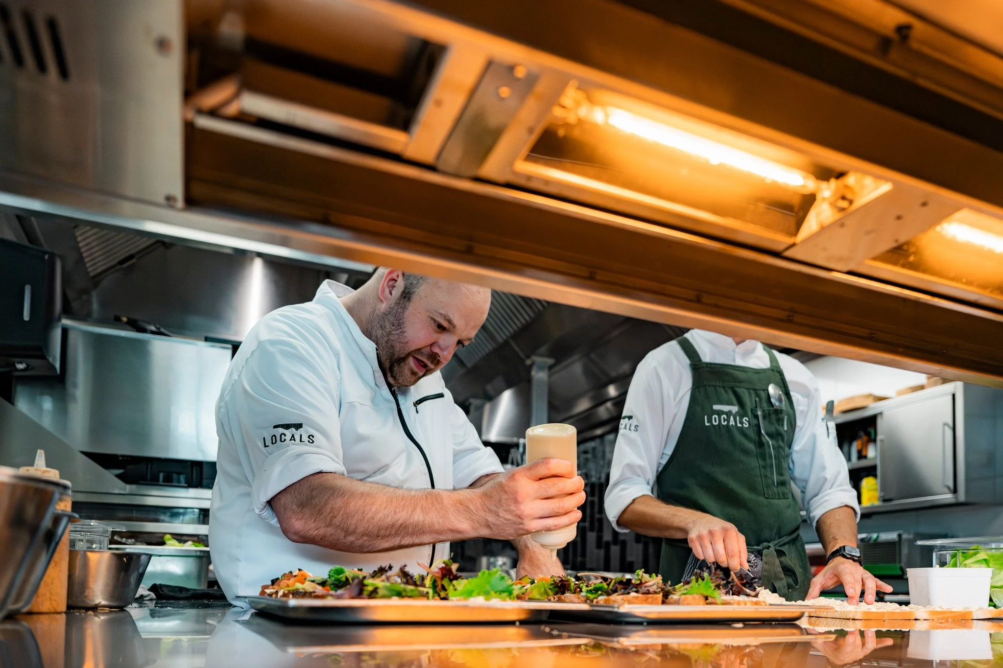 𝙺𝚘𝚖 𝚓𝚒𝚓 𝚘𝚗𝚜 𝚔𝚎𝚞𝚔𝚎𝚗𝚝𝚎𝚊𝚖 𝚟𝚎𝚛𝚜𝚝𝚎𝚛𝚔𝚎𝚗? 👨&zwj;🍳
Bij Locals werk je in een hecht team op een plek waar het fijn is om te zijn. Aan het water, in een open keuken, met collega&rsquo;s die voor elkaar klaarstaan en samen zorgen 