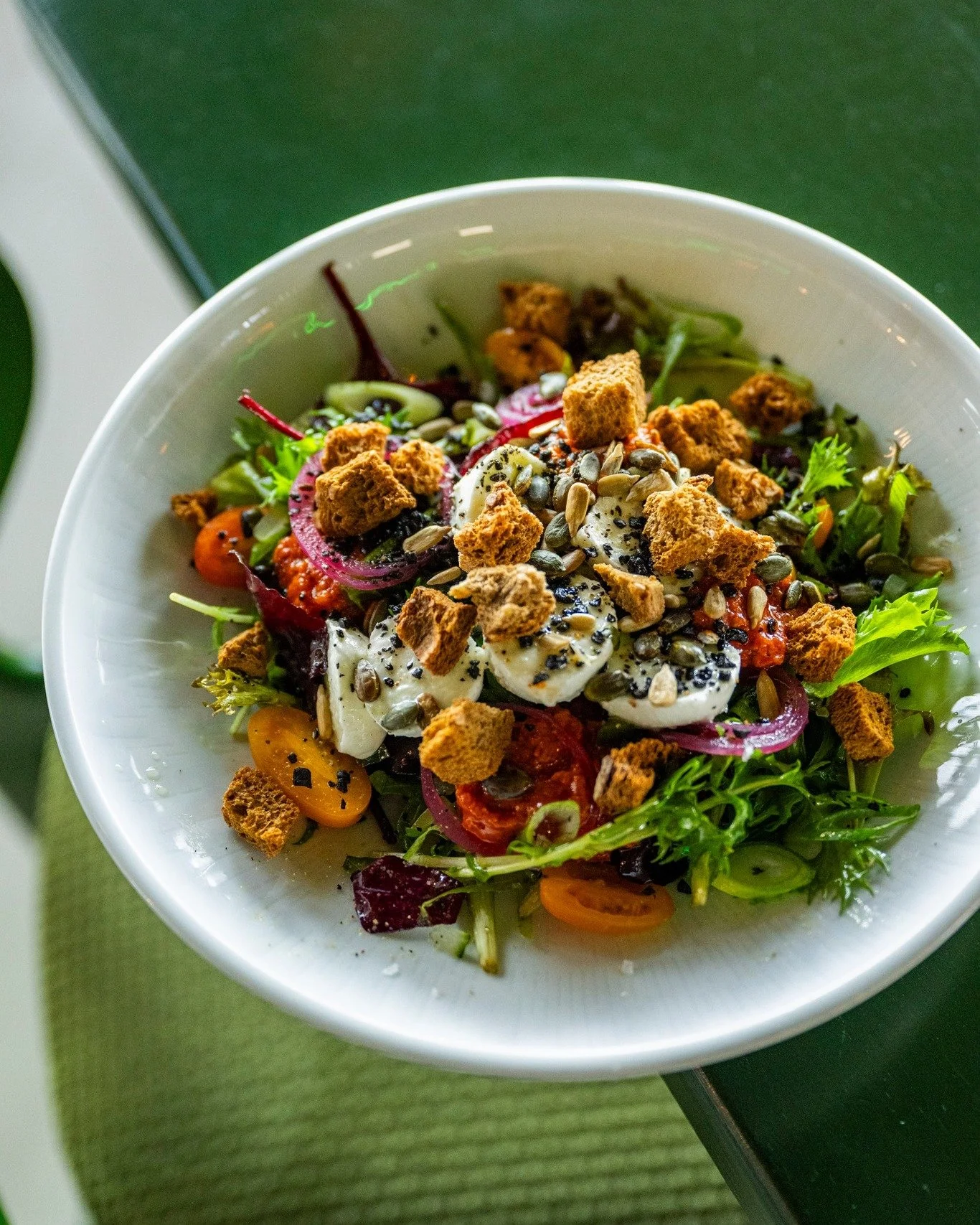 𝙲𝚊𝚙𝚛𝚎𝚜𝚎 &amp; 𝚑𝚎𝚝 𝚠𝚎𝚎𝚔𝚎𝚗𝚍 🥗

Buffelmozzarella, tomaat, olijf en rode ui.
Fris, licht en perfect om het weekend mee te beginnen.

Zien we je dit weekend bij Locals?

Het mooiste en lekkerste uit de Betuwe, welkom bij Locals.

#locals