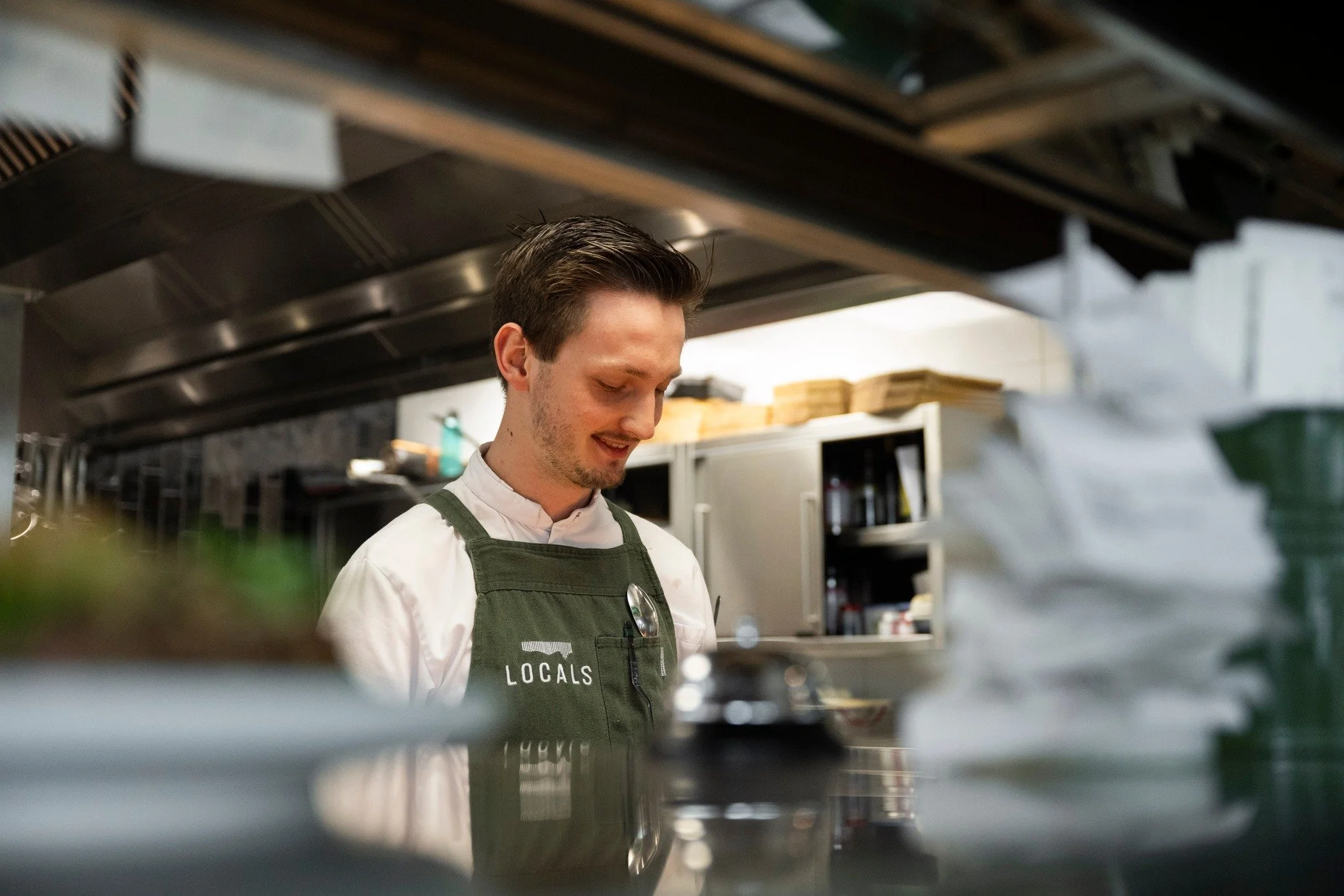 In onze keuken wordt hard gewerkt, maar vooral ook veel gelachen. Want bij Locals geloven we dat de beste gerechten ontstaan wanneer het team plezier heeft in wat ze doen. Samen knallen tijdens de service, elkaar helpen waar nodig en ondertussen geni