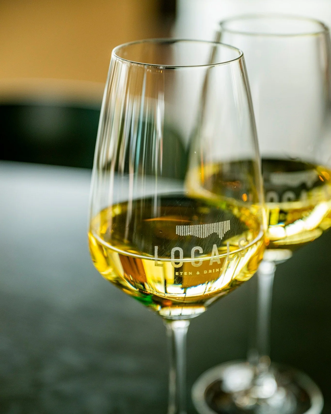 𝙴𝚟𝚎𝚗 𝚜𝚊𝚖𝚎𝚗 𝚣𝚒𝚝𝚝𝚎𝚗&hellip;
Bijpraten, lachen en genieten van een mooi glas wijn.
Ook voor dat moment ben je bij Locals aan het juiste adres.
Schuif gezellig aan en voel je welkom.

Het mooiste en lekkerste uit de Betuwe, welkom bij Loca