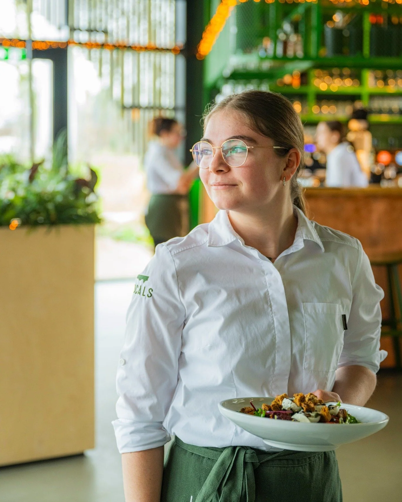 Onze Anna staat altijd stralend voor je klaar.
Met oprechte aandacht, een warm welkom en een grote glimlach.
Gastvrijheid zoals we die bij Locals van nature in ons hebben.

Het mooiste en lekkerste uit de Betuwe, welkom bij Locals.

#localsgeldermals