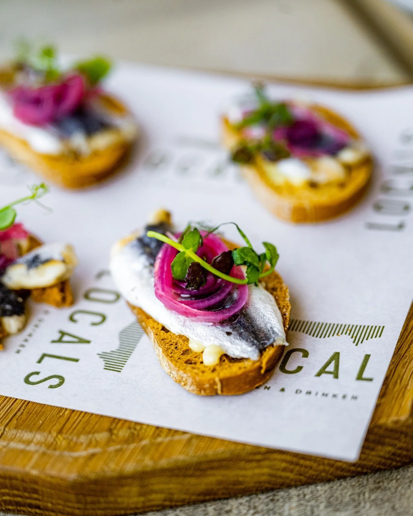 𝙶𝚘𝚎𝚍𝚎 𝚅𝚛𝚒𝚓𝚍𝚊𝚐 𝚋𝚒𝚓 𝙻𝚘𝚌𝚊𝚕𝚜 

Vandaag is het Goede Vrijdag, een dag waarop vis vaak centraal staat aan tafel. Bij Locals serveren we heerlijke sardines in olijfolie, geserveerd met knapperige crostini, romige aioli en frisse zoetzur