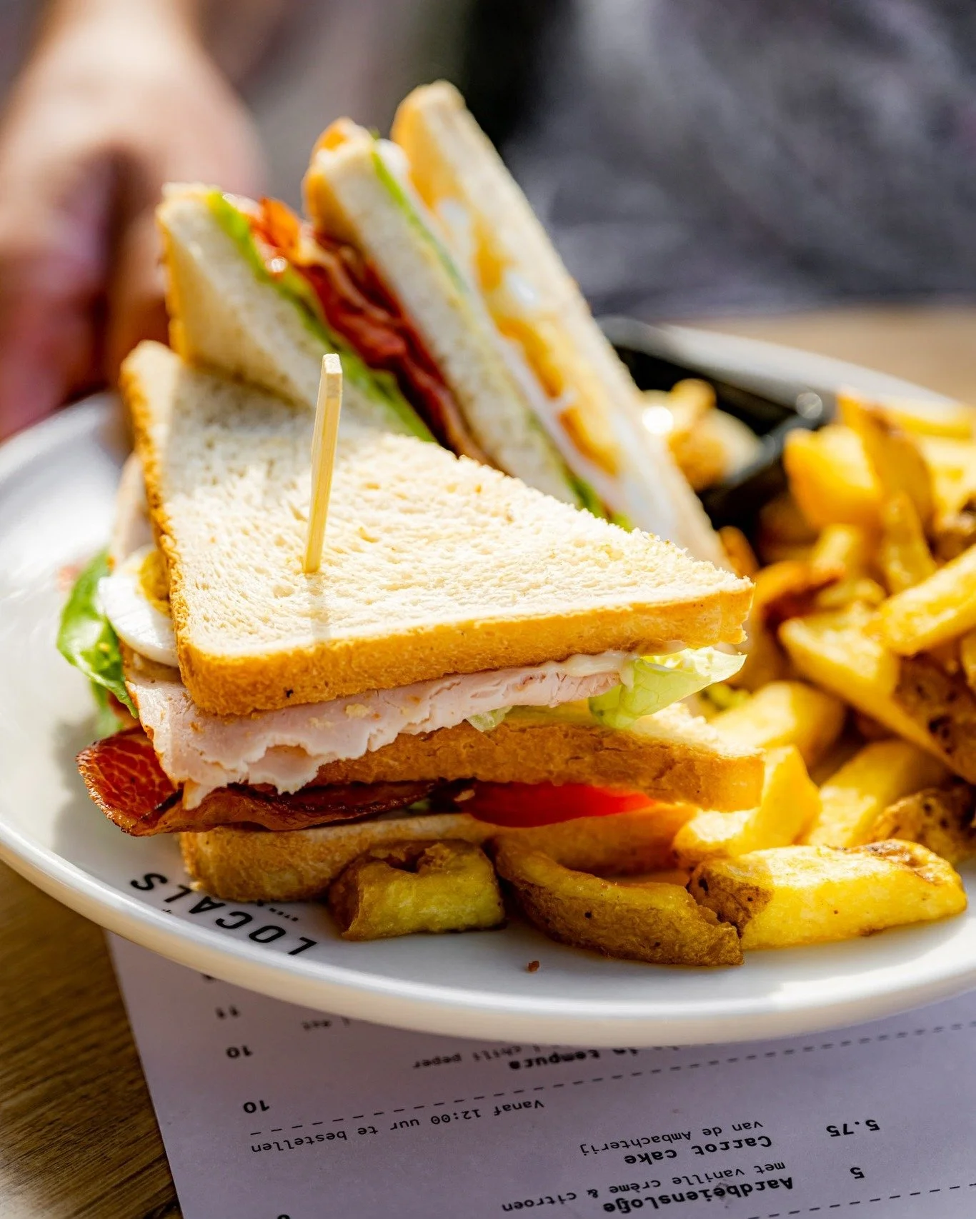 𝙳𝚒𝚝 𝚠𝚒𝚕 𝚓𝚎. Onze Classic Club Sandwich is er zo eentje waar je meteen trek van krijgt.
Rijk belegd met sappige kippendij, knapperige bacon, ei en tomaat, geserveerd op geroosterd wit casinobrood. Natuurlijk met een portie heerlijke friet erbi