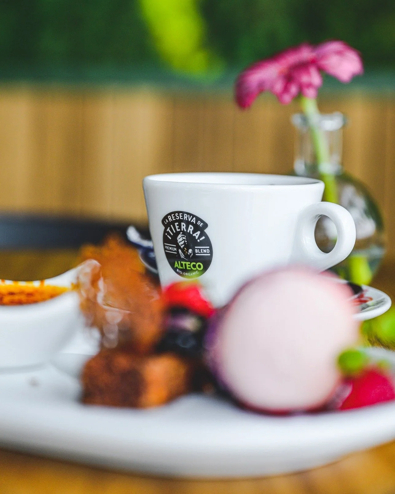 𝚉𝚘𝚗𝚍𝚊𝚐 𝚋𝚒𝚓 𝙻𝚘𝚌𝚊𝚕𝚜 ☕️

Rustig opstarten, een lekker kopje koffie, misschien iets lekkers erbij. Of juist aanschuiven voor een lange lunch of een borrel die vanzelf overgaat in de middag.

Op zondag moet niets. 
Gewoon even hier zijn is 