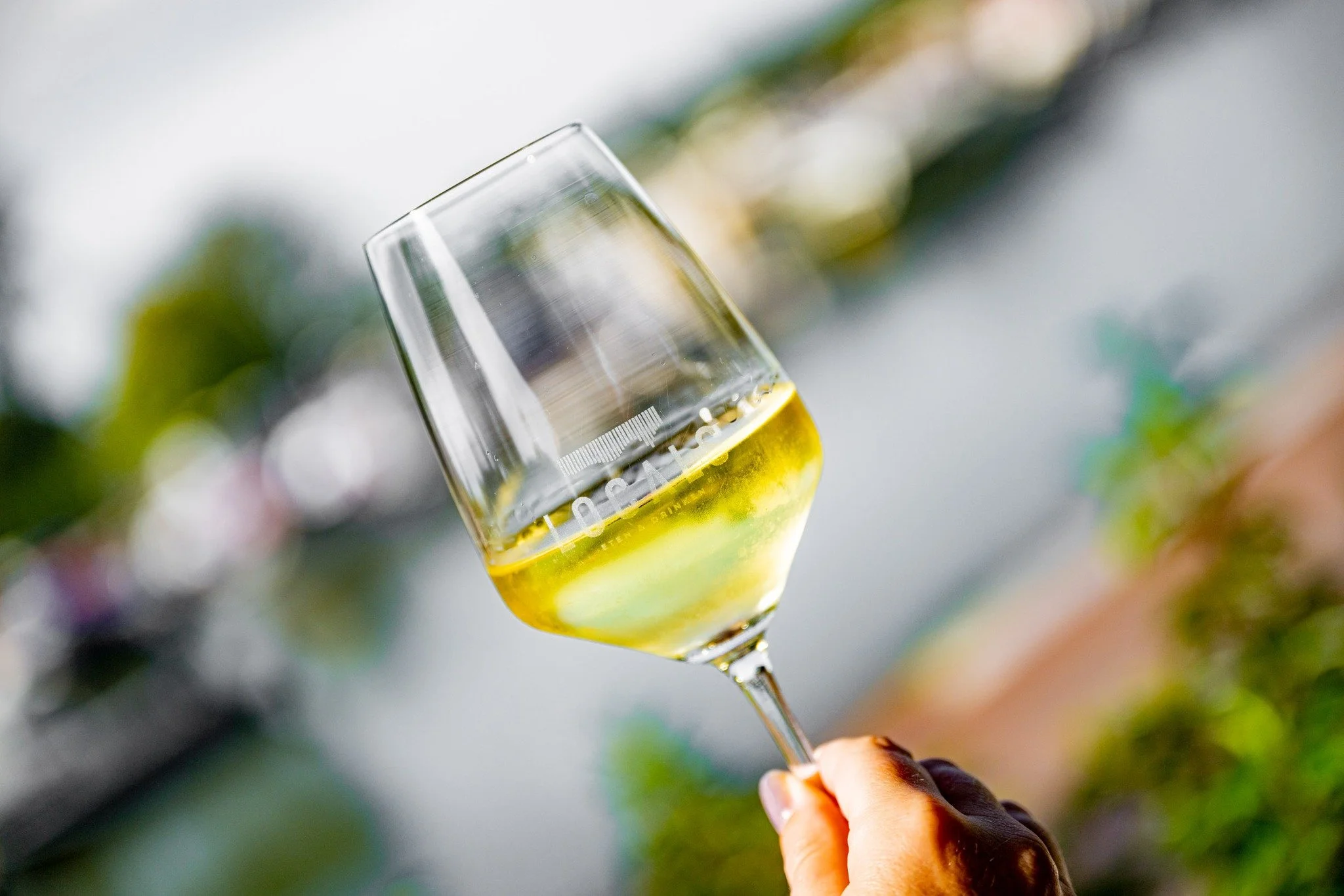 𝙷𝚎𝚛𝚎&rsquo;𝚜 𝚝𝚘 𝚊𝚕𝚕 𝚖𝚘𝚖𝚜 🥂

Op moeders die altijd klaarstaan.
Die alles onthouden, overal aan denken en ondertussen ook nog tijd maken voor een lange lunch, een goed gesprek of een glas in de zon.

Vandaag proosten we op jullie.
En nat
