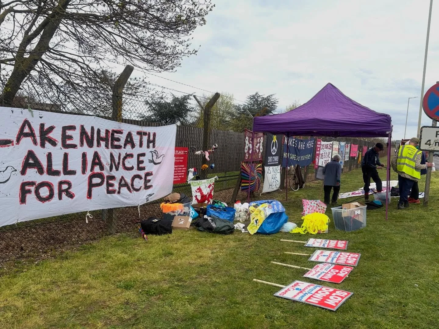 Setting up the Peace Camp at RAF Lakenheath with @lakenheathallianceforpeace . Come join the protest!  Against Trump&rsquo;s nukes in the UK.