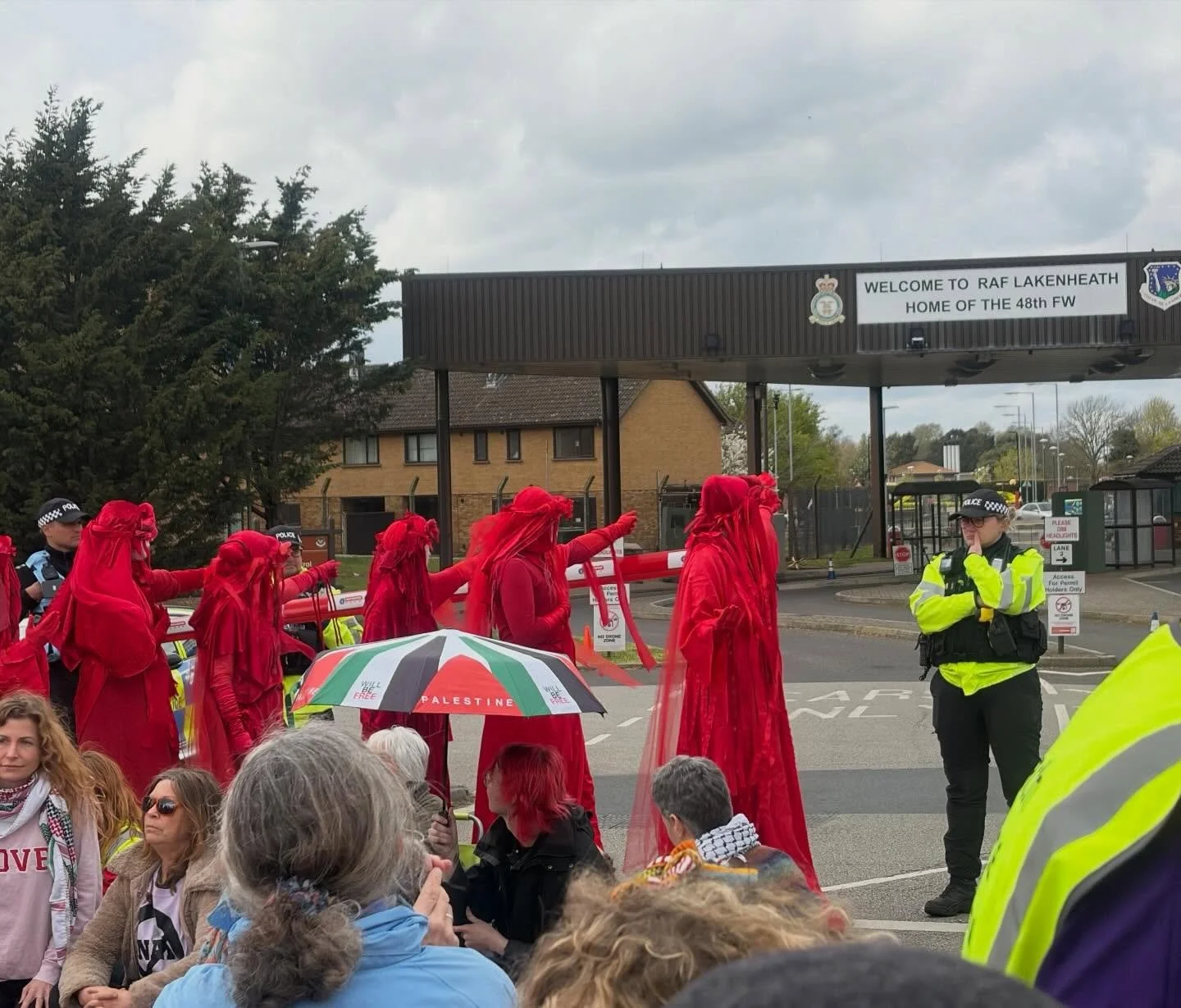 Red Rebels at the blockade at Lakenheath base today.
@lakenheathallianceforpeace @cnd_uk