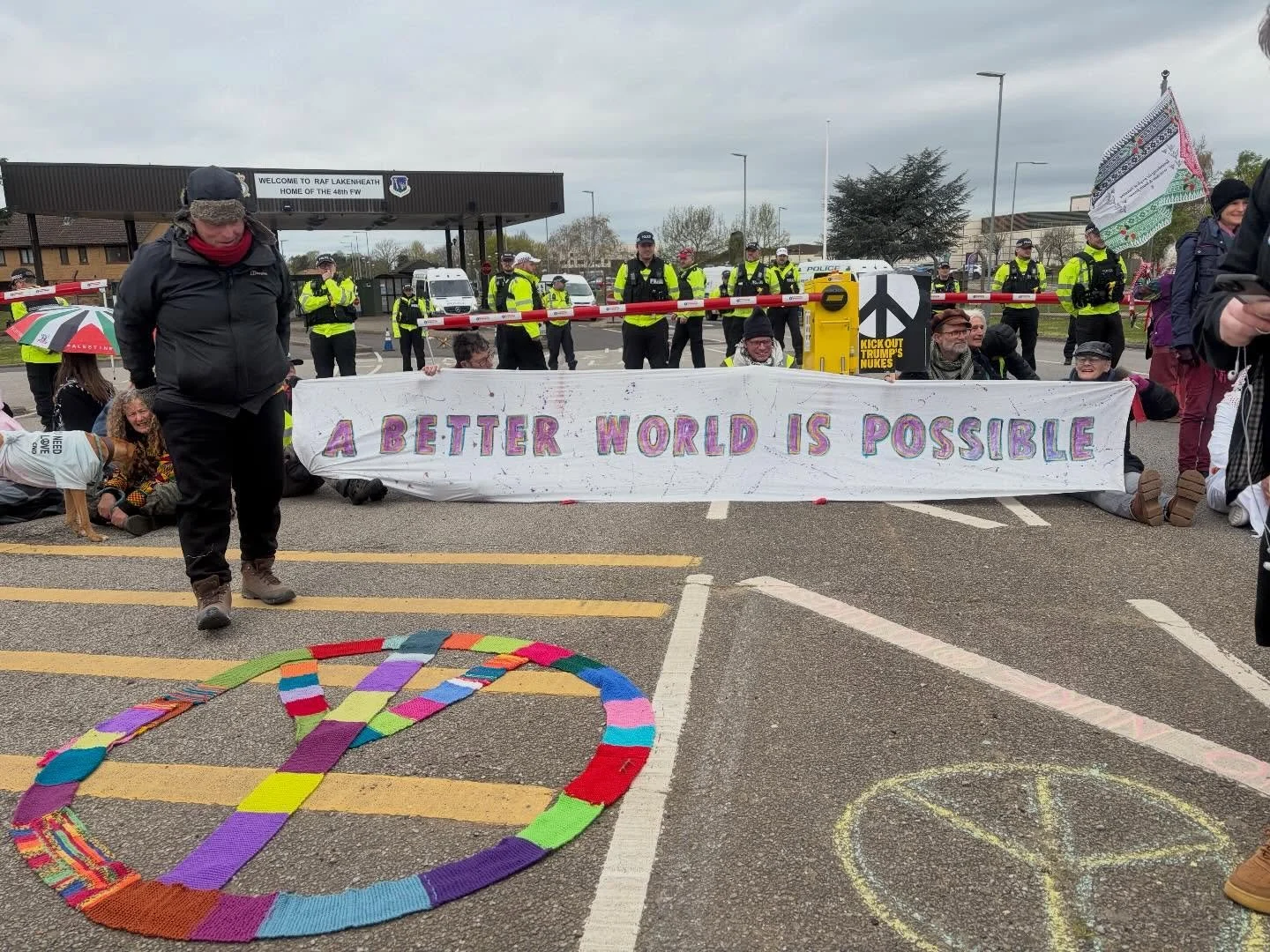 Blockade day at USAF LAKENHEATH, Suffolk England. Very powerful Red Rebel performance ❤️✊ ❤️

@lakenheathallianceforpeace #redrebels