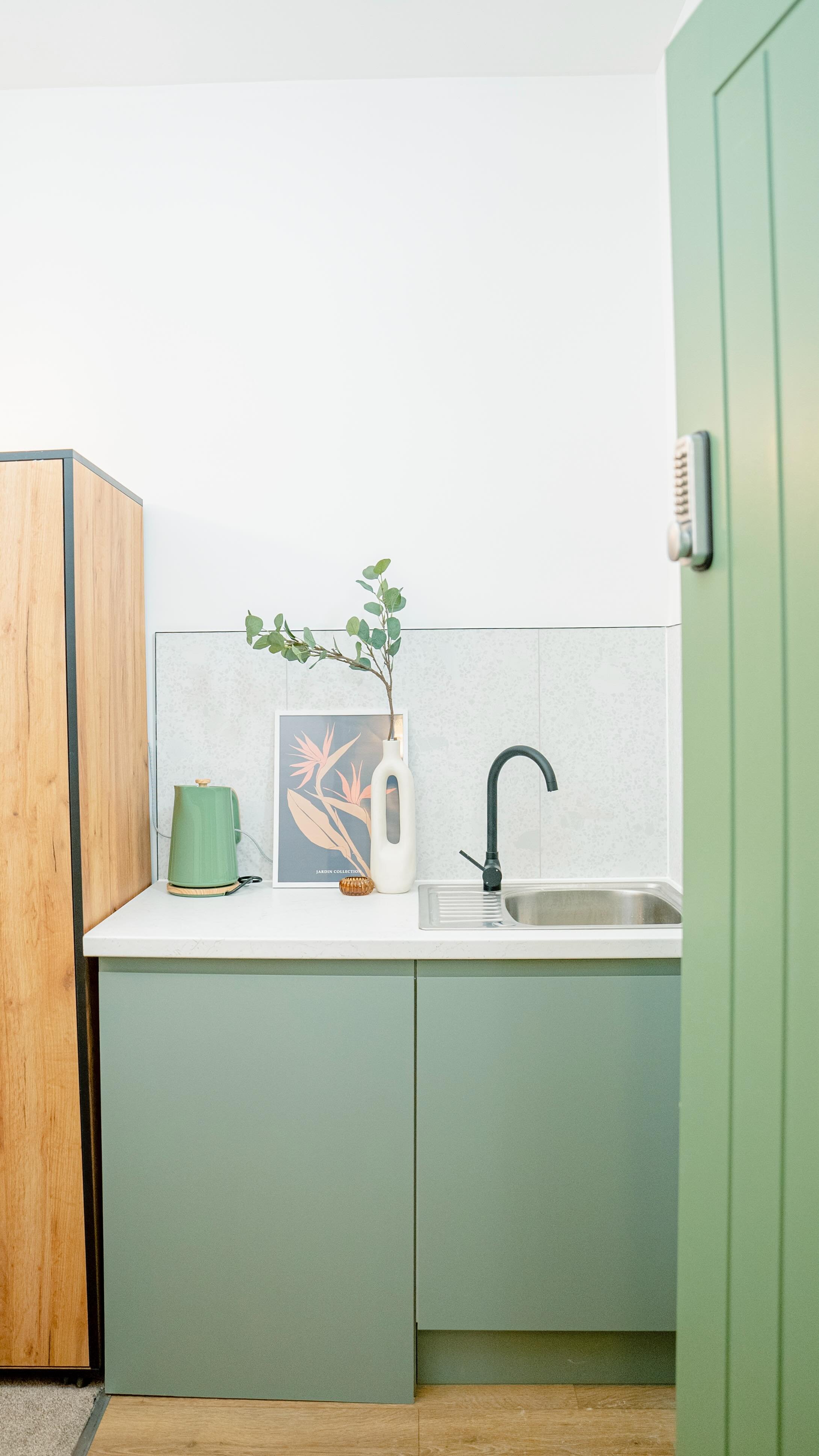 π We’re back at the Behind the Build: HMO Series with Ray… PART 2
These clips were taken a few weeks back at Project Lawford, where we’re turning this huge place into a 14-bed supported living HMO, 4 rooms on the ground floor, 6