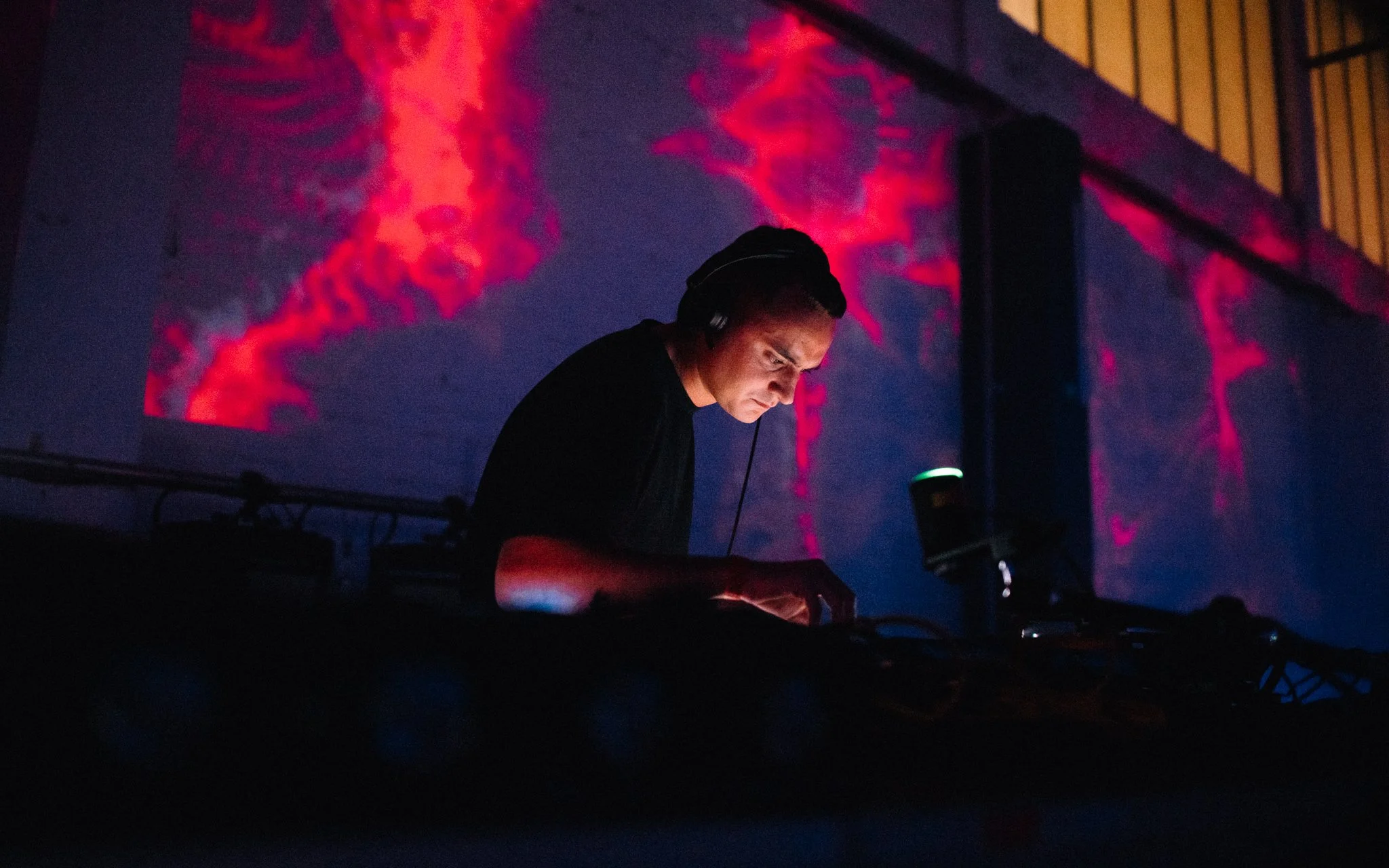  DJ in nightclub