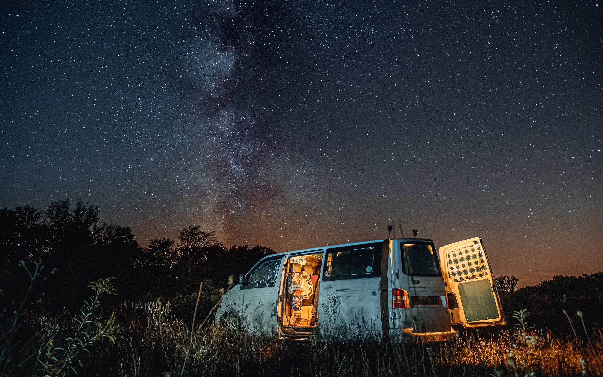  VW campervan underneath the milky way
