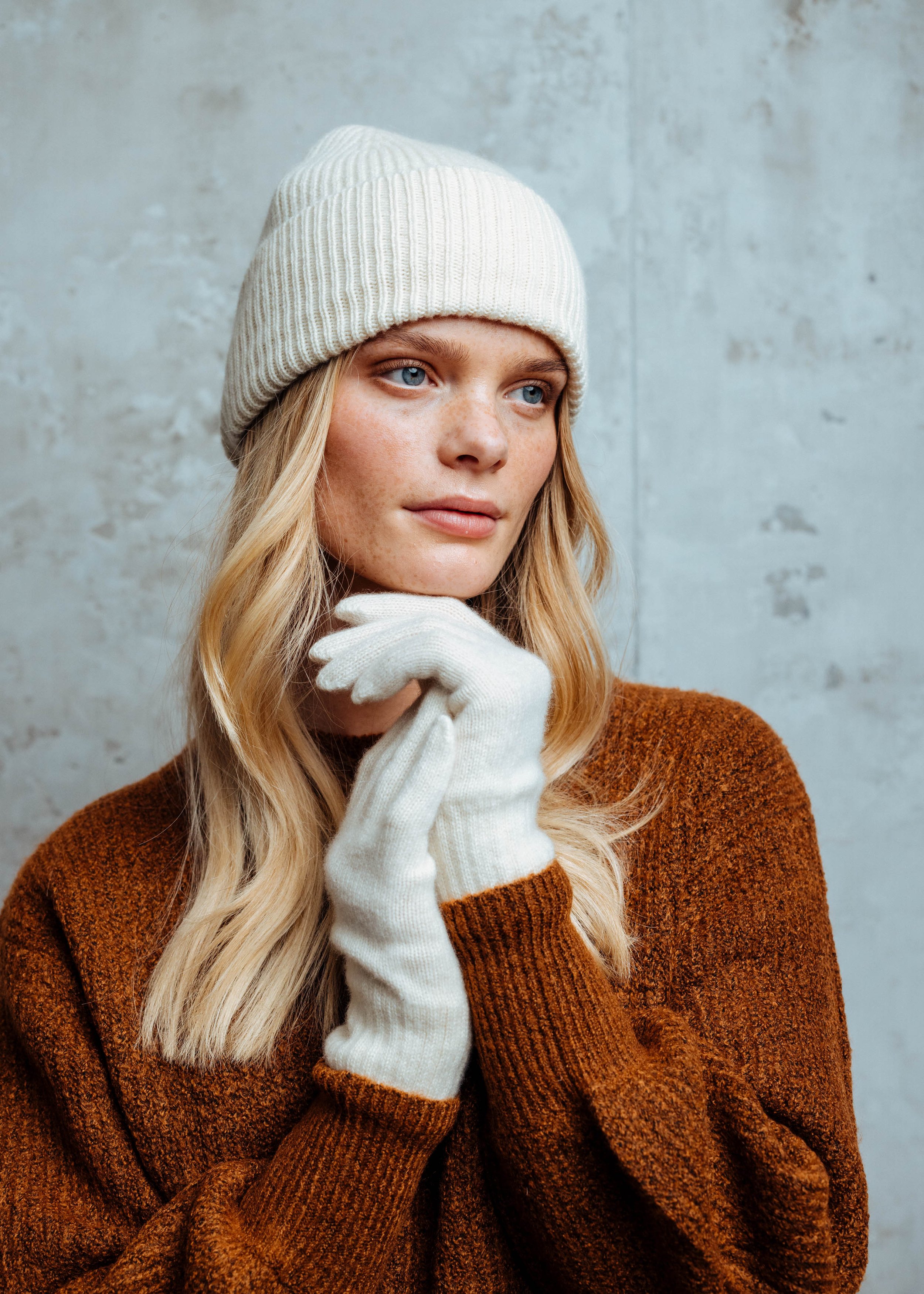  girl, poses in Kashmir, hat and gloves