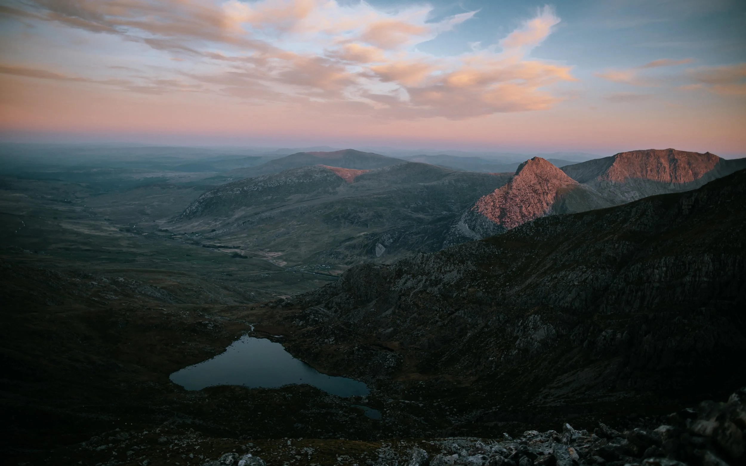  evening, sunlight falls on Tryfan, mountain North Wales, sunset