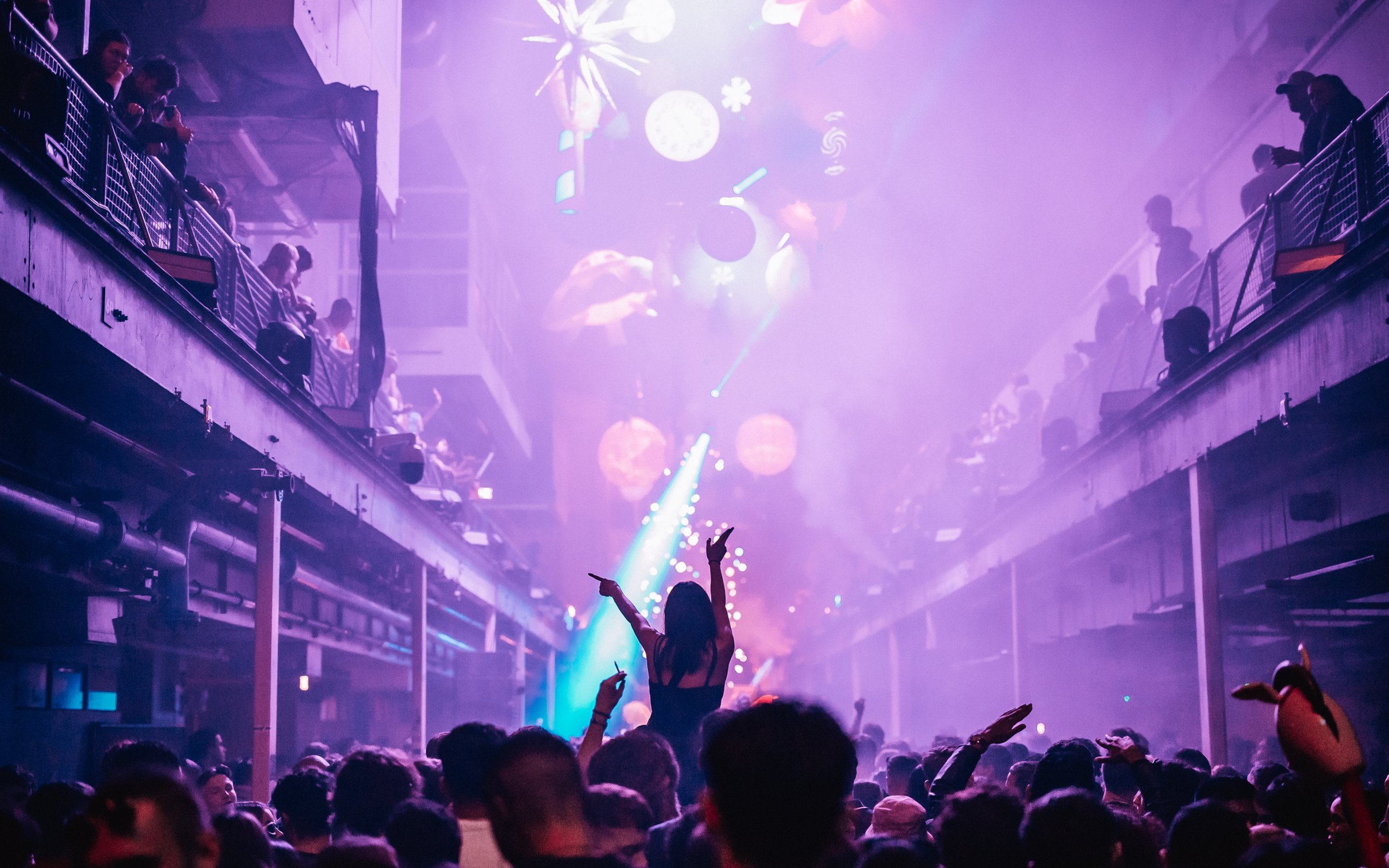  bill with hands in the air at Printworks, London