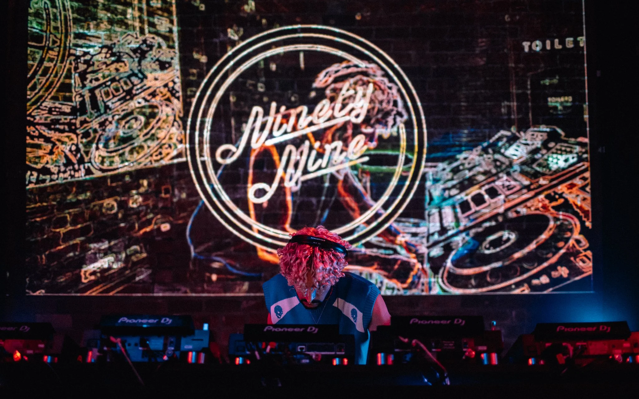  DJ playing music