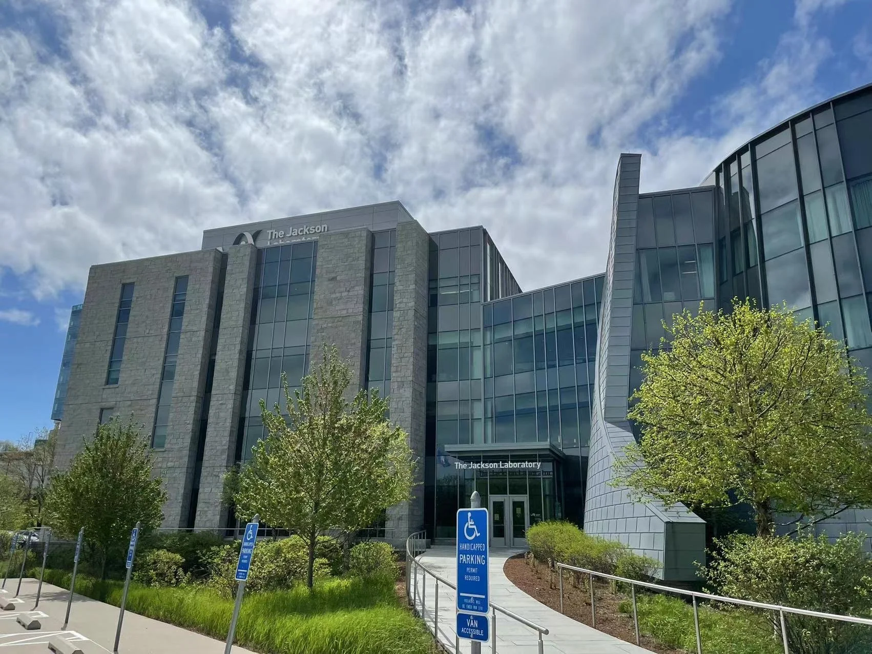 May 2022: A visit to The Jackson Laboratory for Genomic Medicine to see the lab space and office!