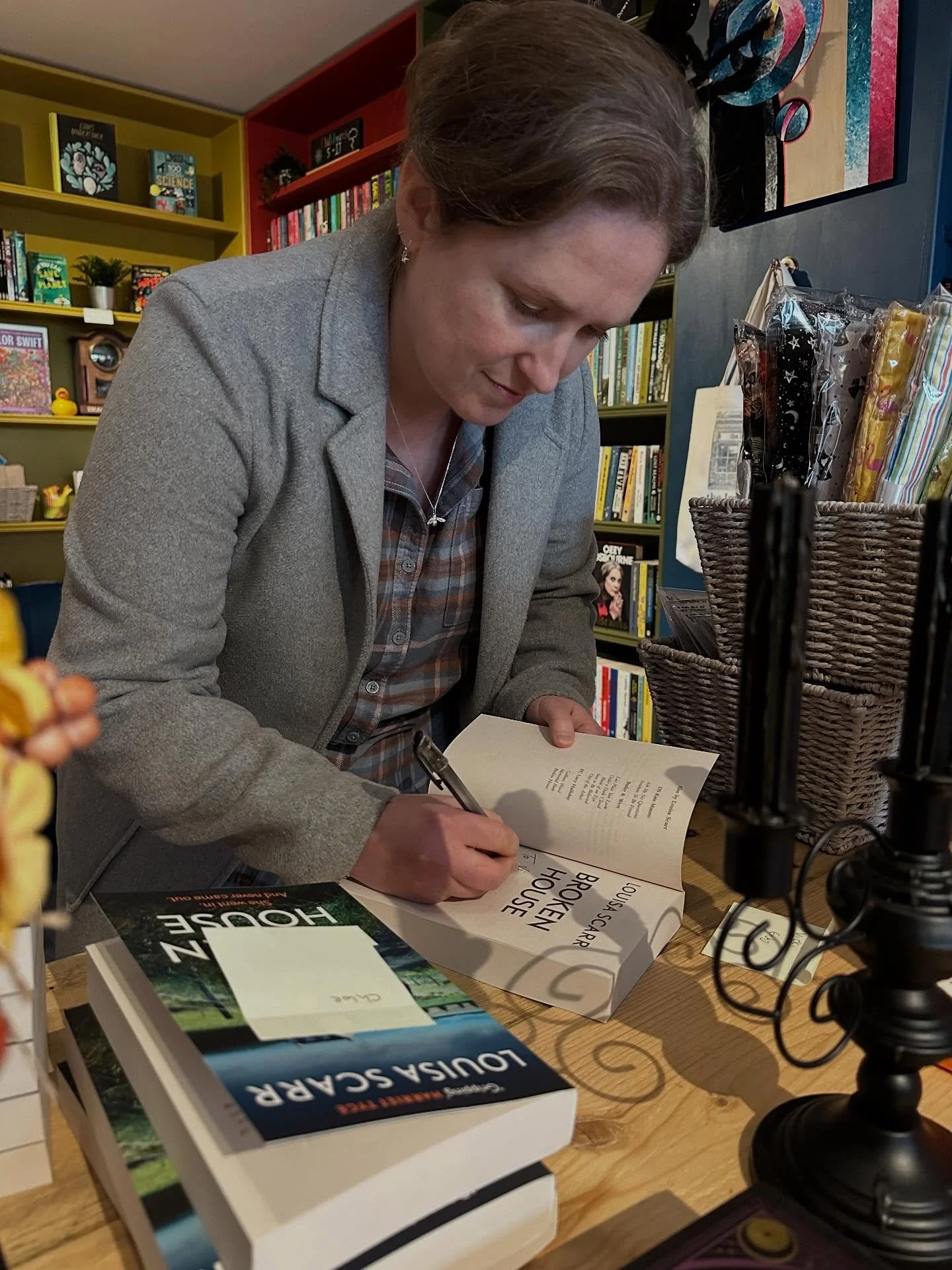 HAPPY PUBLICATION DAY! 

Today is the release of Broken House by @louisascarrwriter and Lou popped in yesterday to sign some copies for us. It&rsquo;s always lovely to have Louisa in, but especially yesterday as she brought cookies 🍪🤤

Broken House
