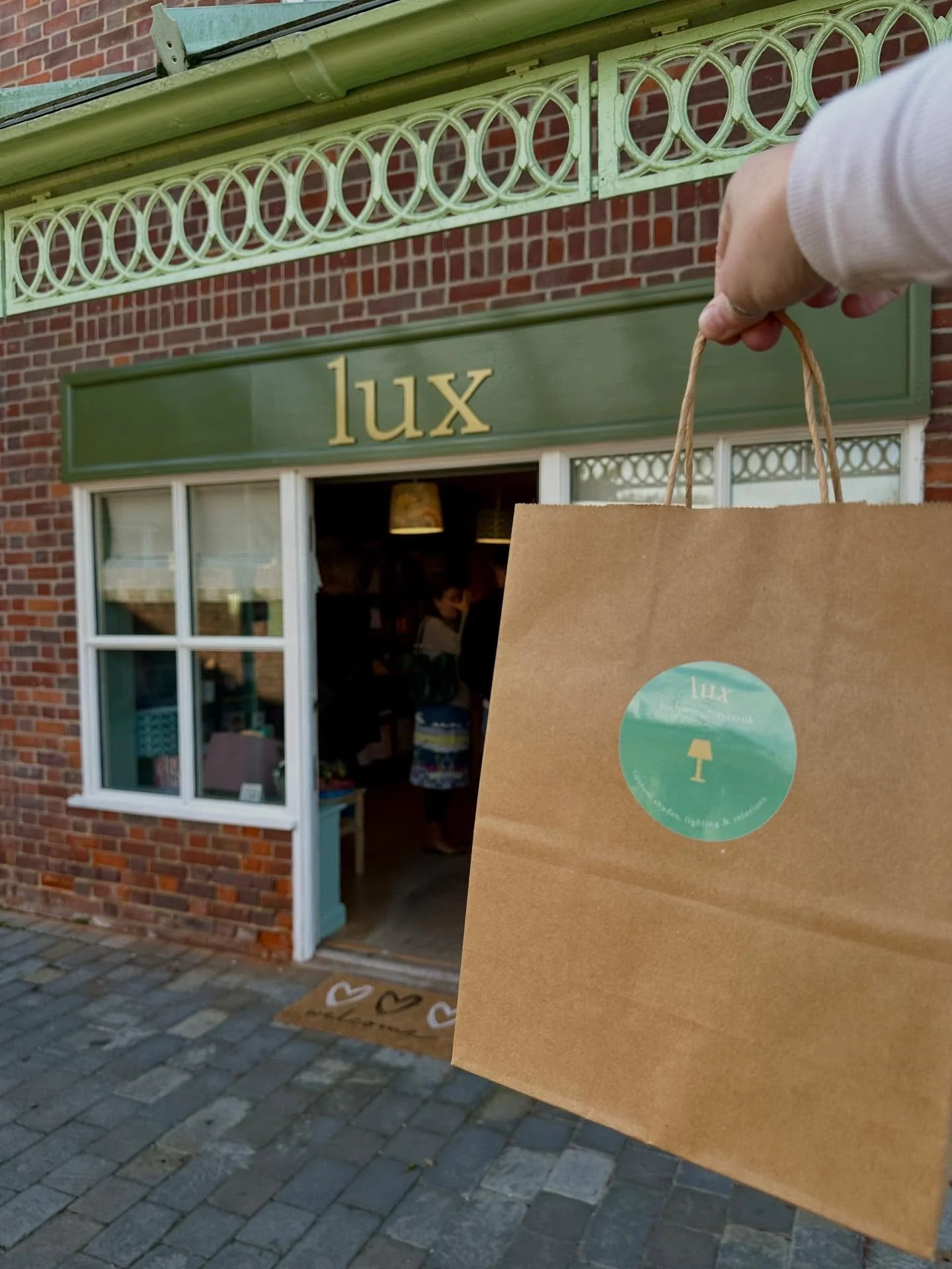 Today Robyn popped into our new neighbours at @luxlymington 

Fiona has done a fantastic job of fitting out the shop, it looks so cute. Fiona makes light shades, but the shop is stocked with all sorts of homeware and gifts. A great independent busine