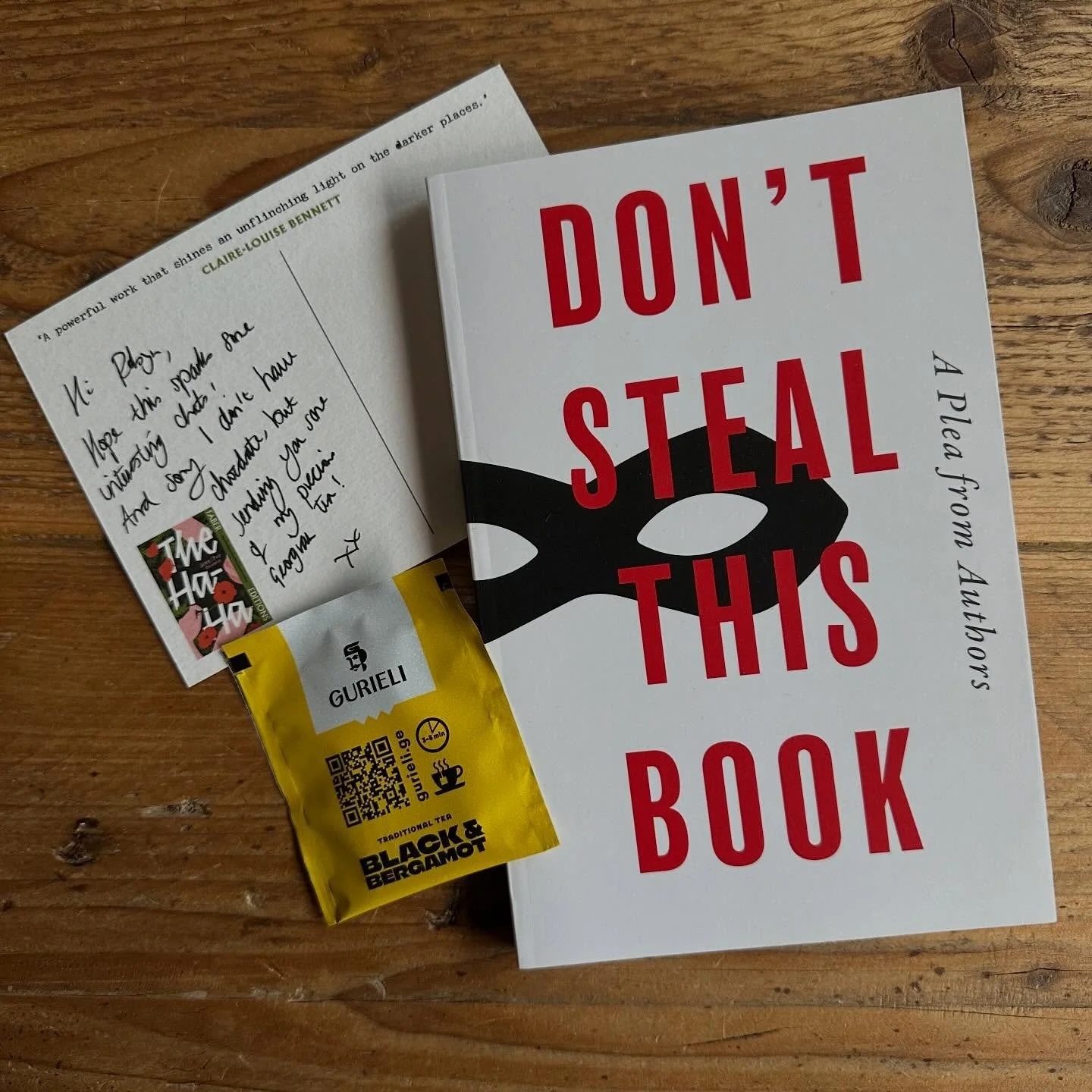 ᴅᴏɴ&rsquo;ᴛ ꜱᴛᴇᴀʟ ᴛʜɪꜱ ʙᴏᴏᴋ

This book is blank- except for 10,000 names of authors. These authors have put their name against a plea to the U.K government.

The plea reads: 

&ldquo;The U.K. government must not legalise book theft to benefit AI comp