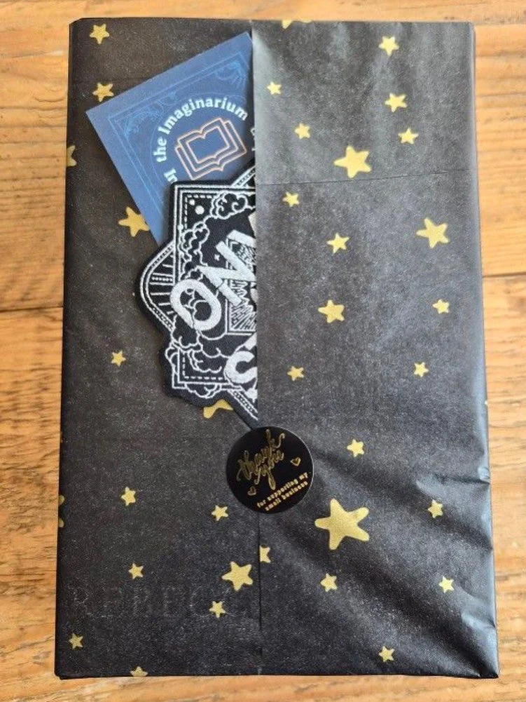 It&rsquo;s the little extra touches that make shopping with independent book shops worth it&hellip; 

Onyx Storm being sent out today gift wrapped as standard and with a free iron-on patch 💙🐉

#OnyxStorm #FourthWing #Merch #ShopIndie