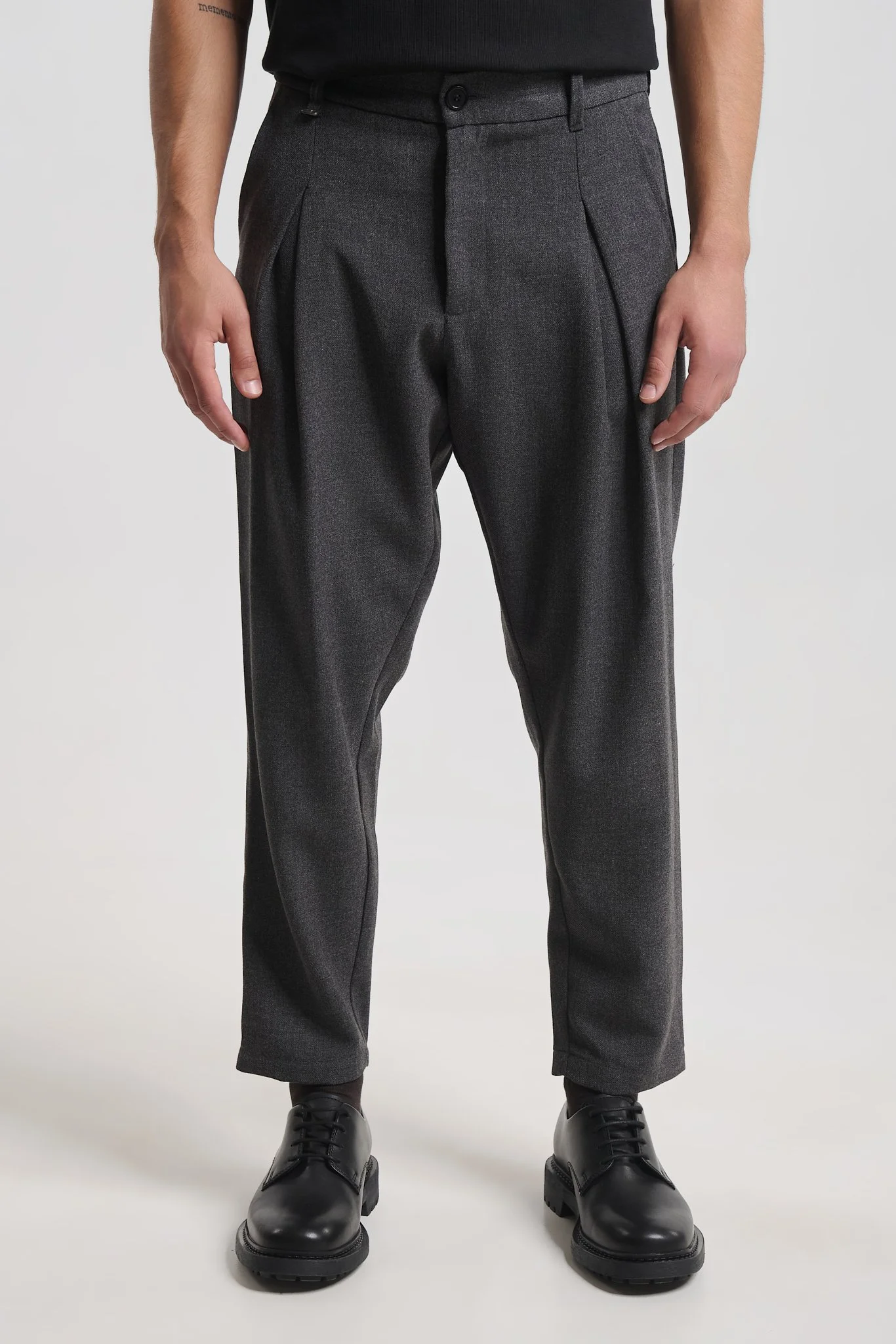 Vilnius 2384 Gray Pleated Pants — Men's Chino, Tapered Fit