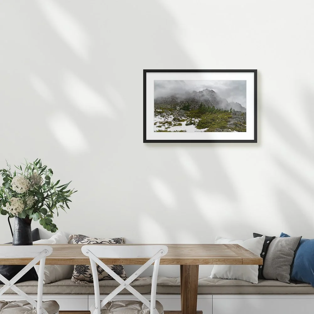 cradle-mtn-mist_600-x-337mm_50mm_zeppelin-slim_interior-kitchen-table.jpg