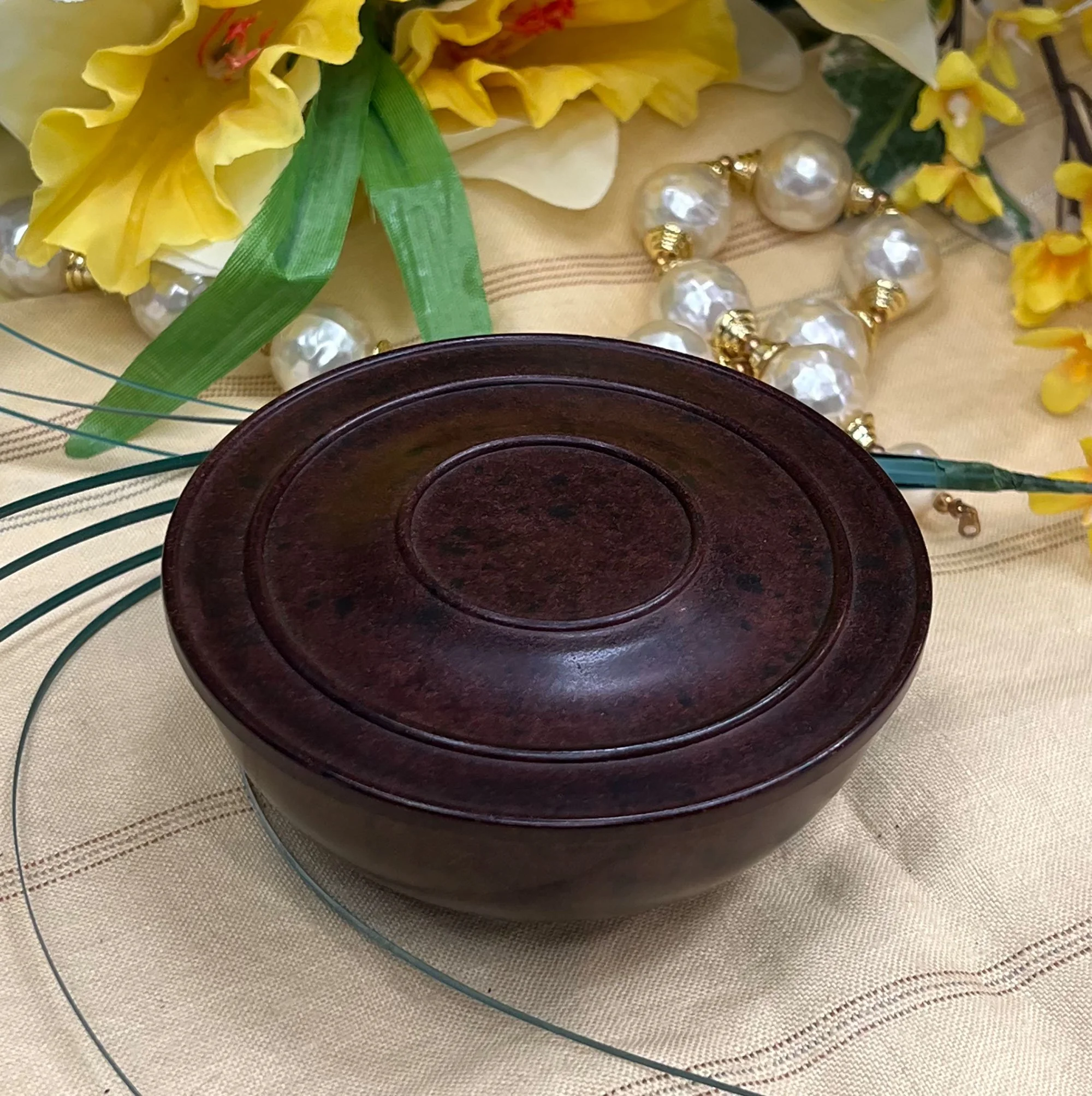 Boots bakelite pot