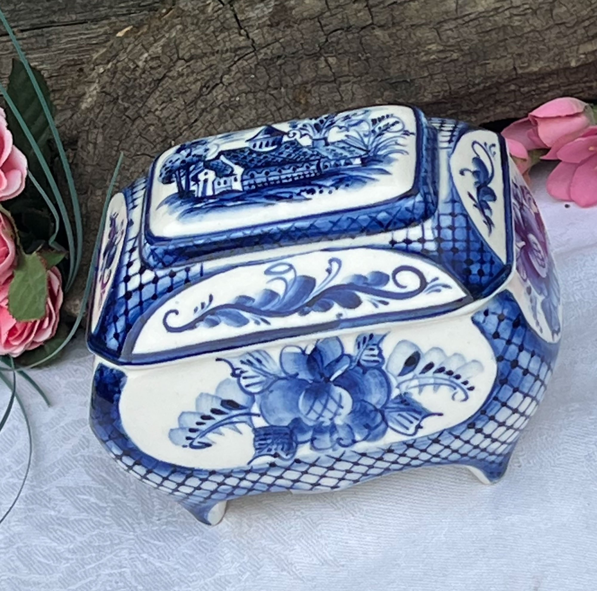 Blue and white china trinket box
