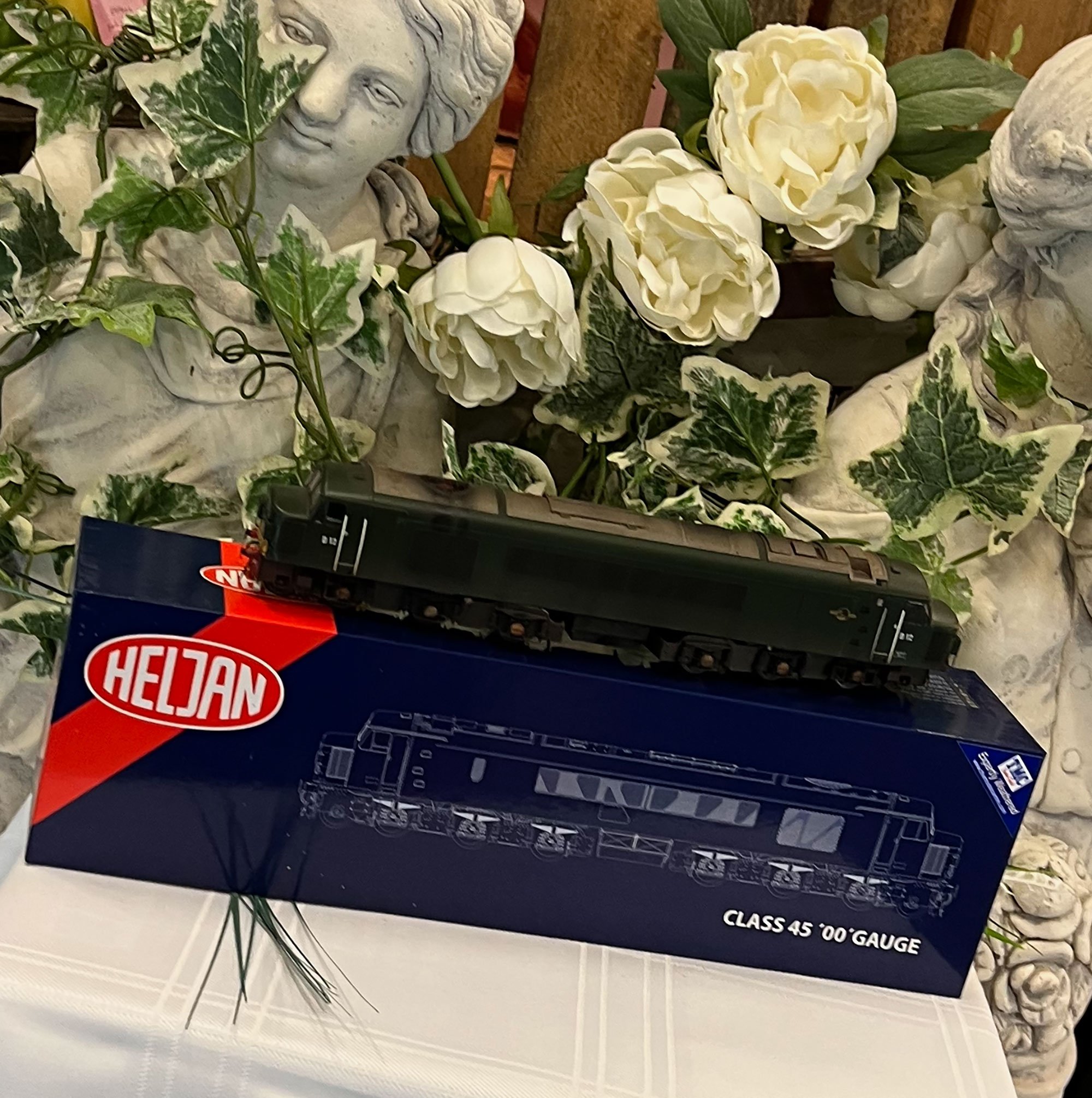 Heljan 00 gauge train