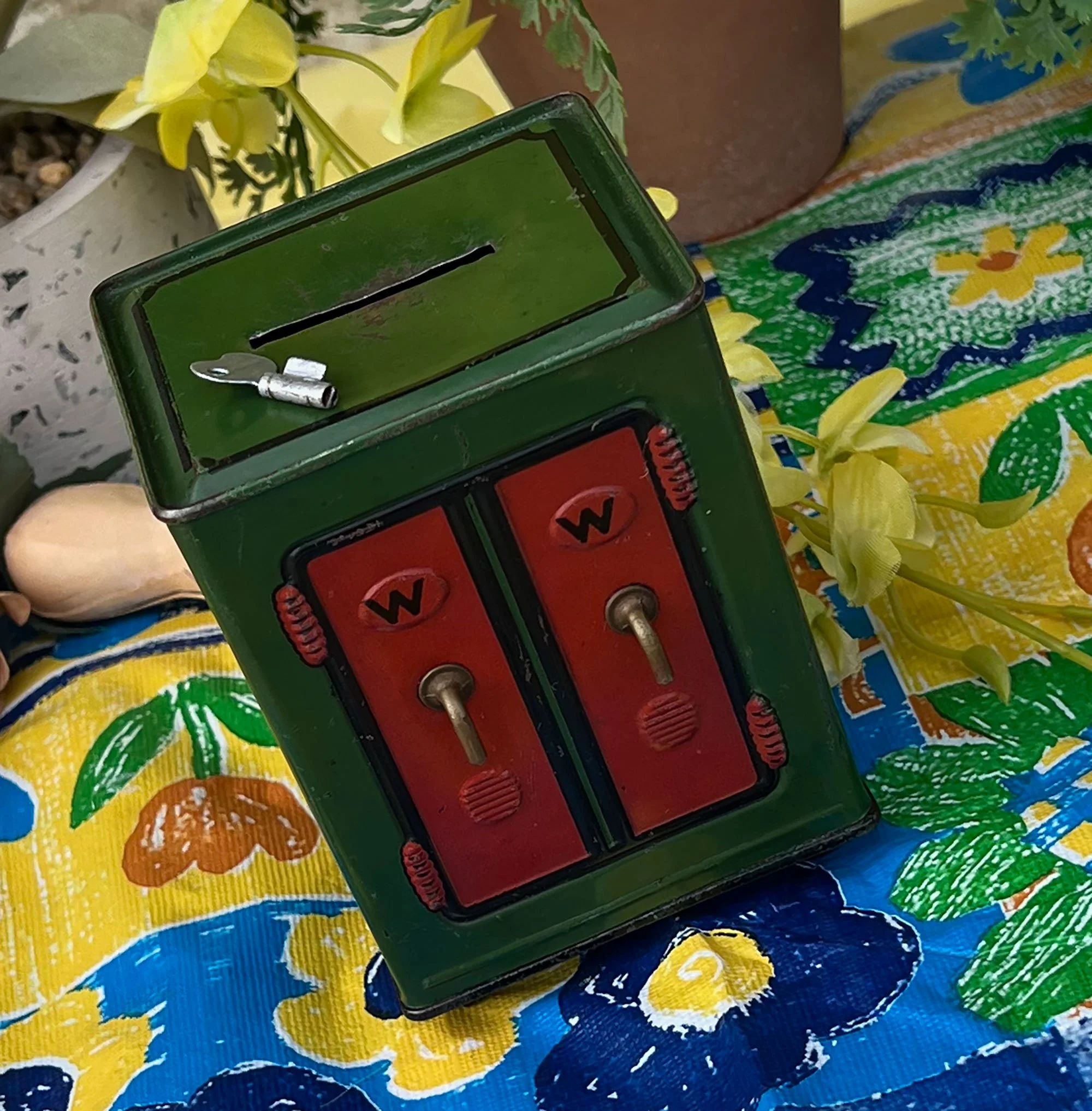 Tin safe moneybox with key