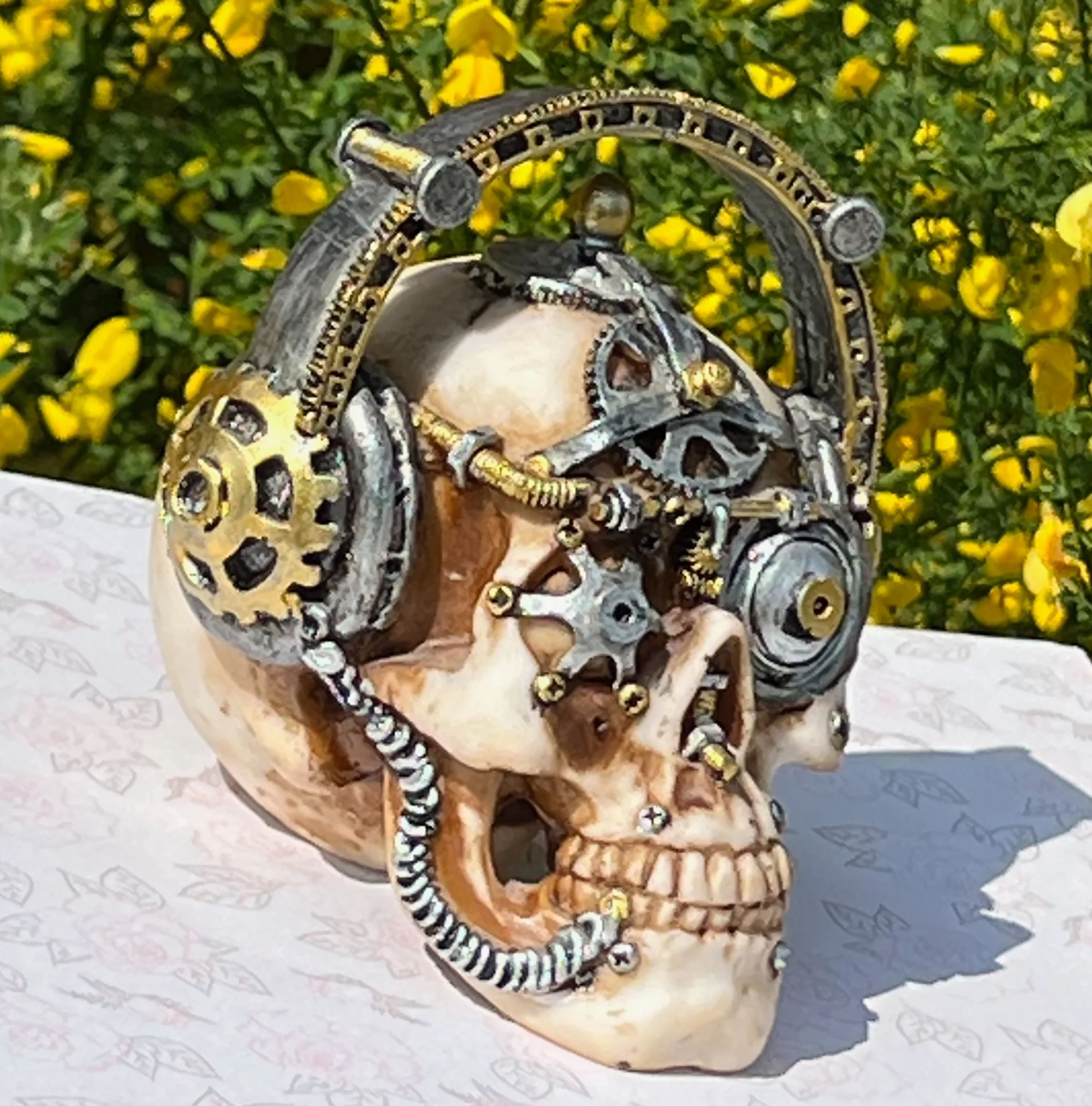 Quirky skull ornament